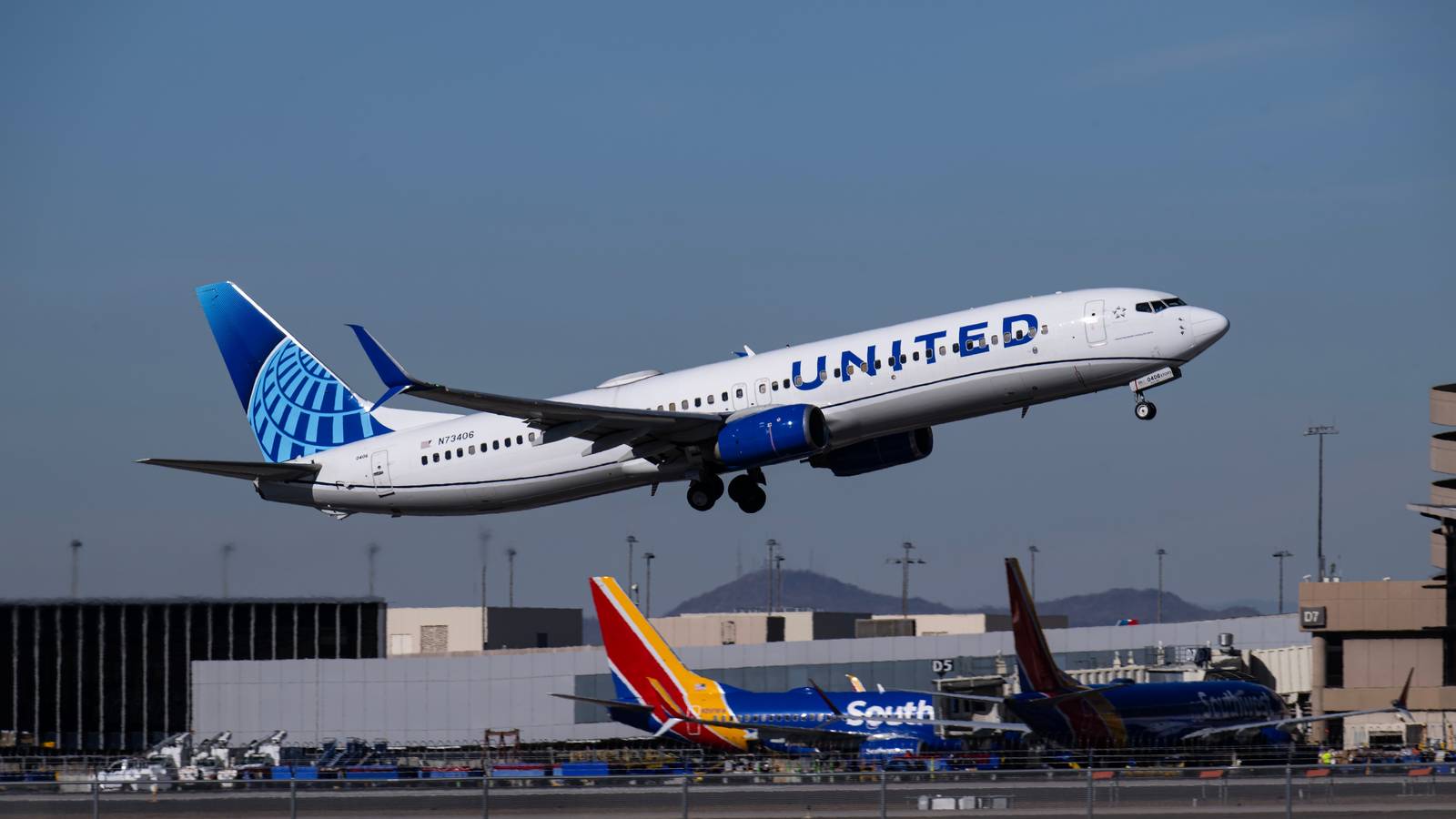 Pane Seca: Boeing 737 da United Airlines Faz Pouso Urgente em Base Militar no Arizona
