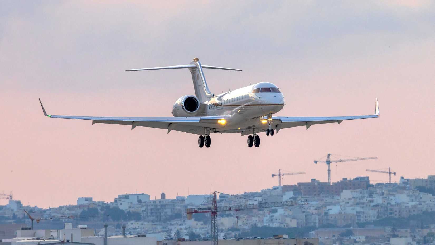 Bombardier Global 6500 Landing