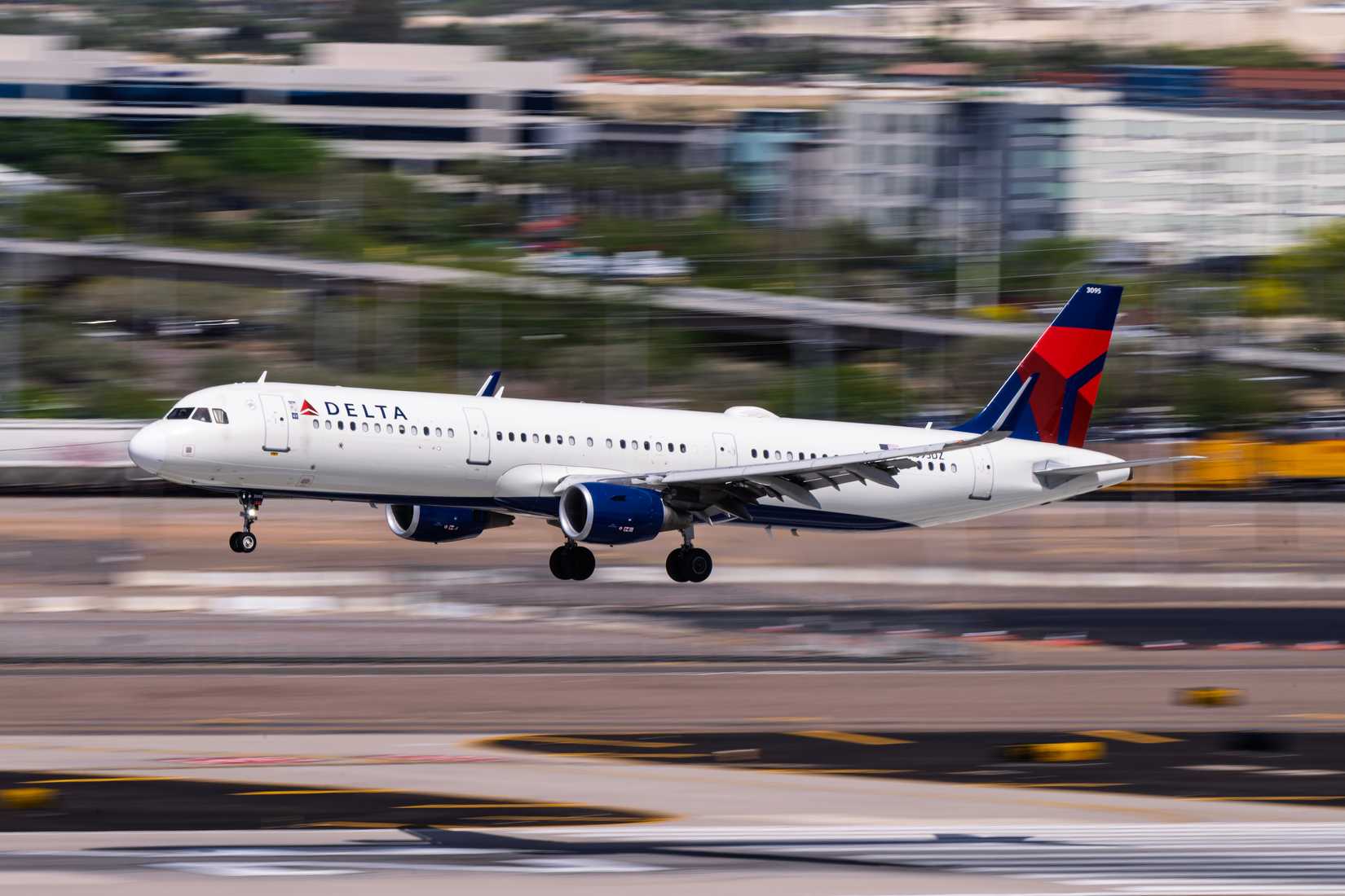 delta air lines airbus a321 landing