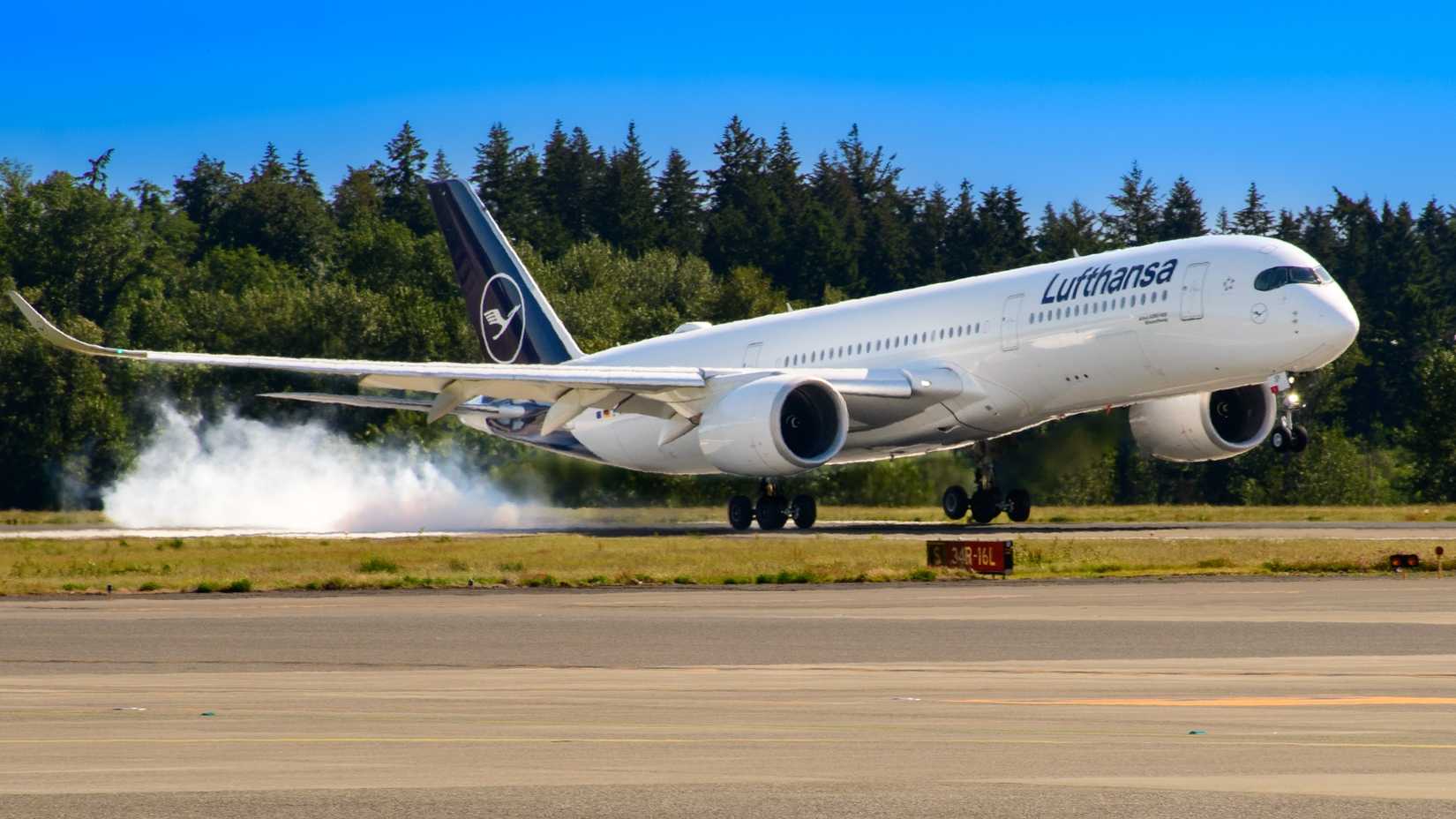 Lufthansa A350 Landing