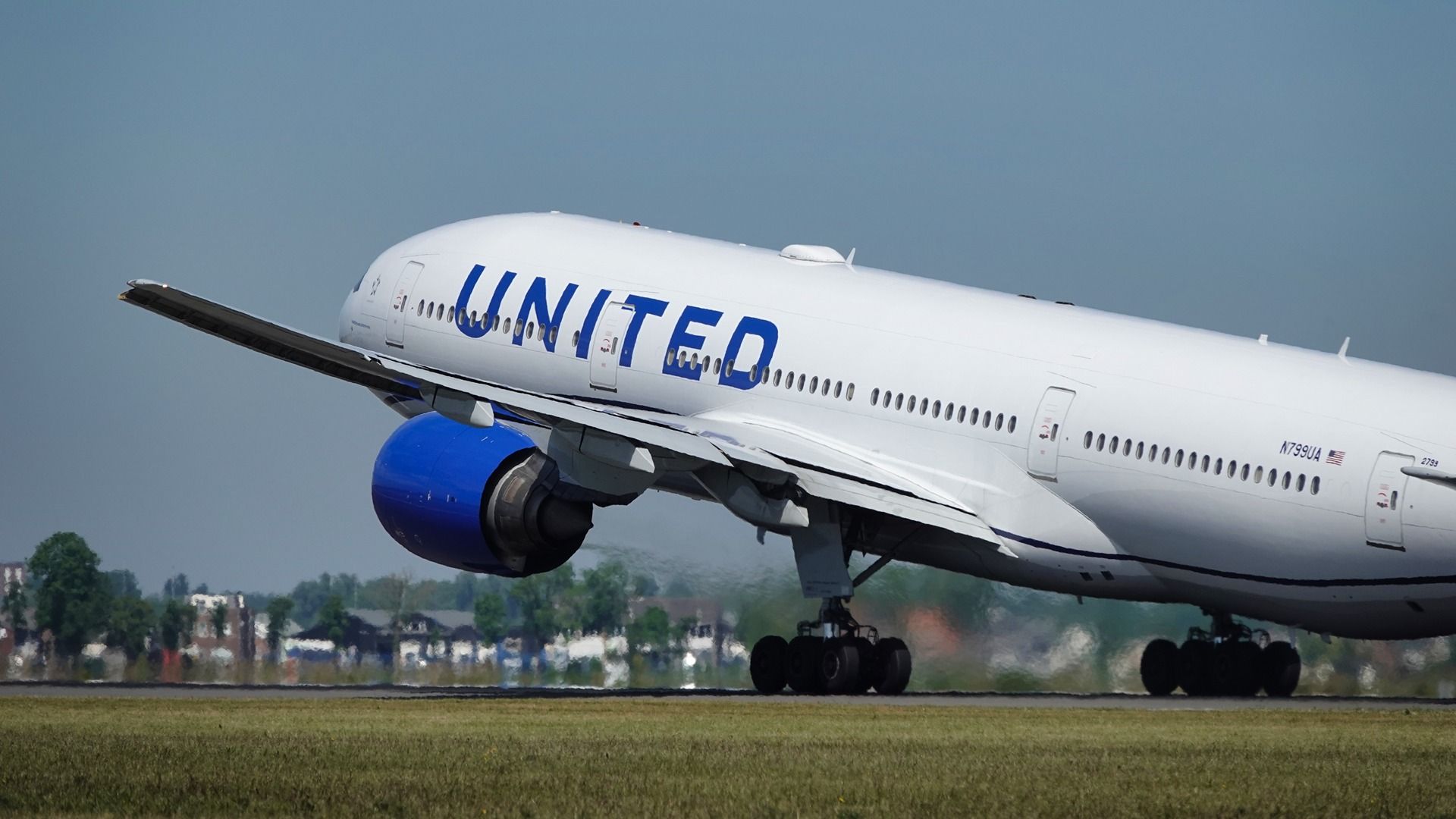 Cracked? Woman Claims United Airlines Flew Damaged 30-Year-Old Boeing 777, Sparking Uproar