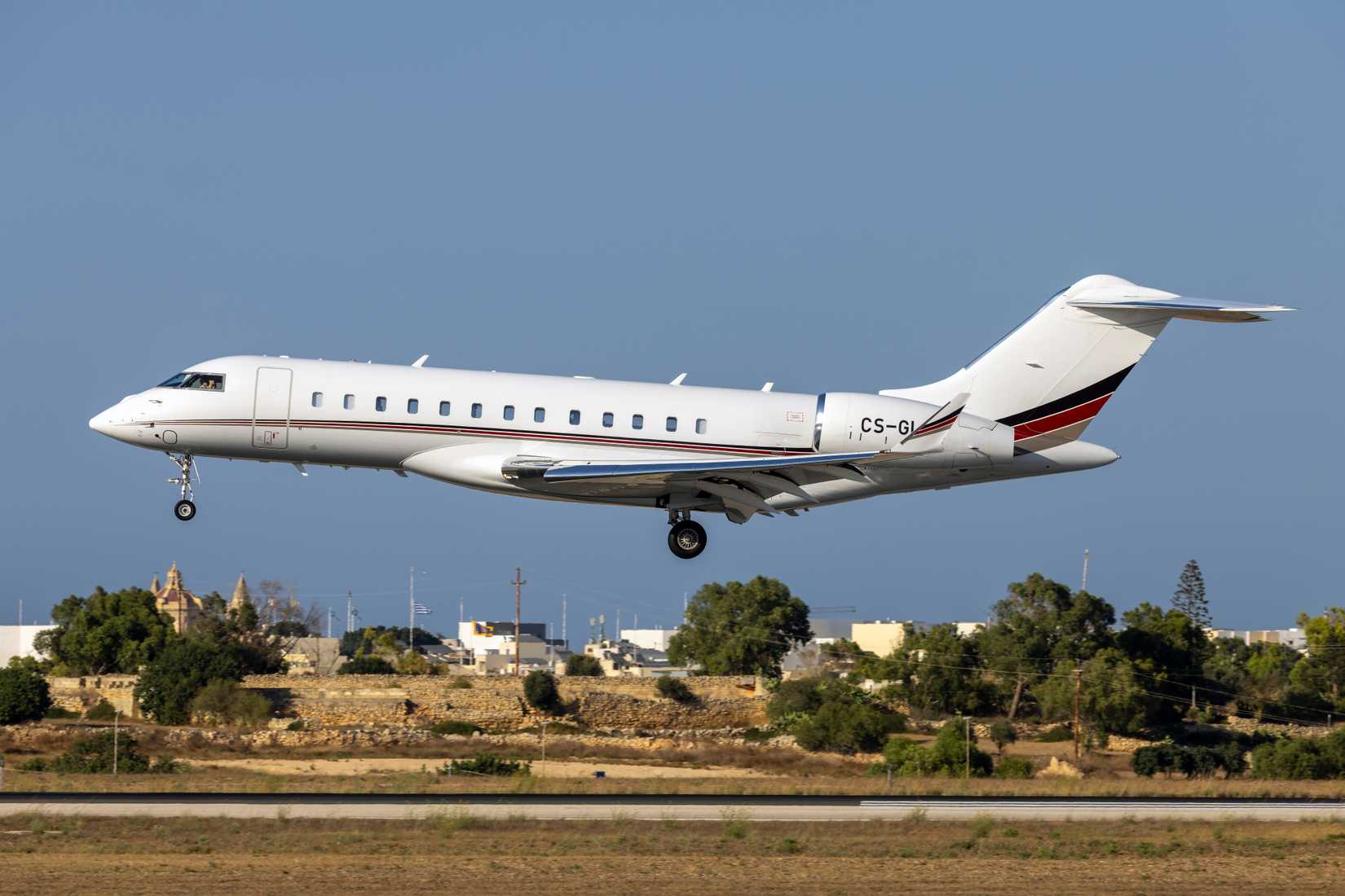 NetJets Global 6500 Landing