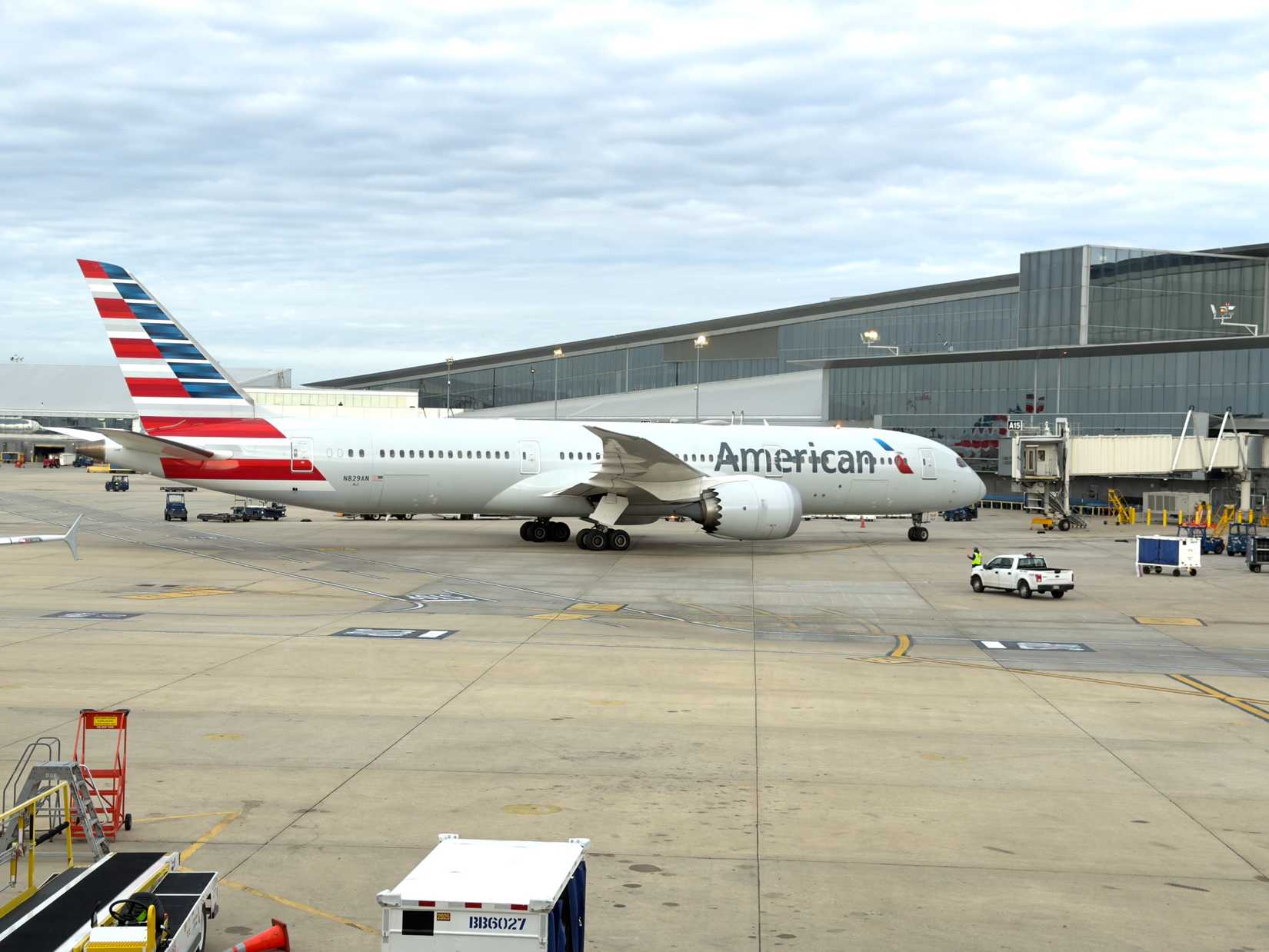 American Airlines Boeing 787-9 Dreamliner at Philadelphia International Airport.