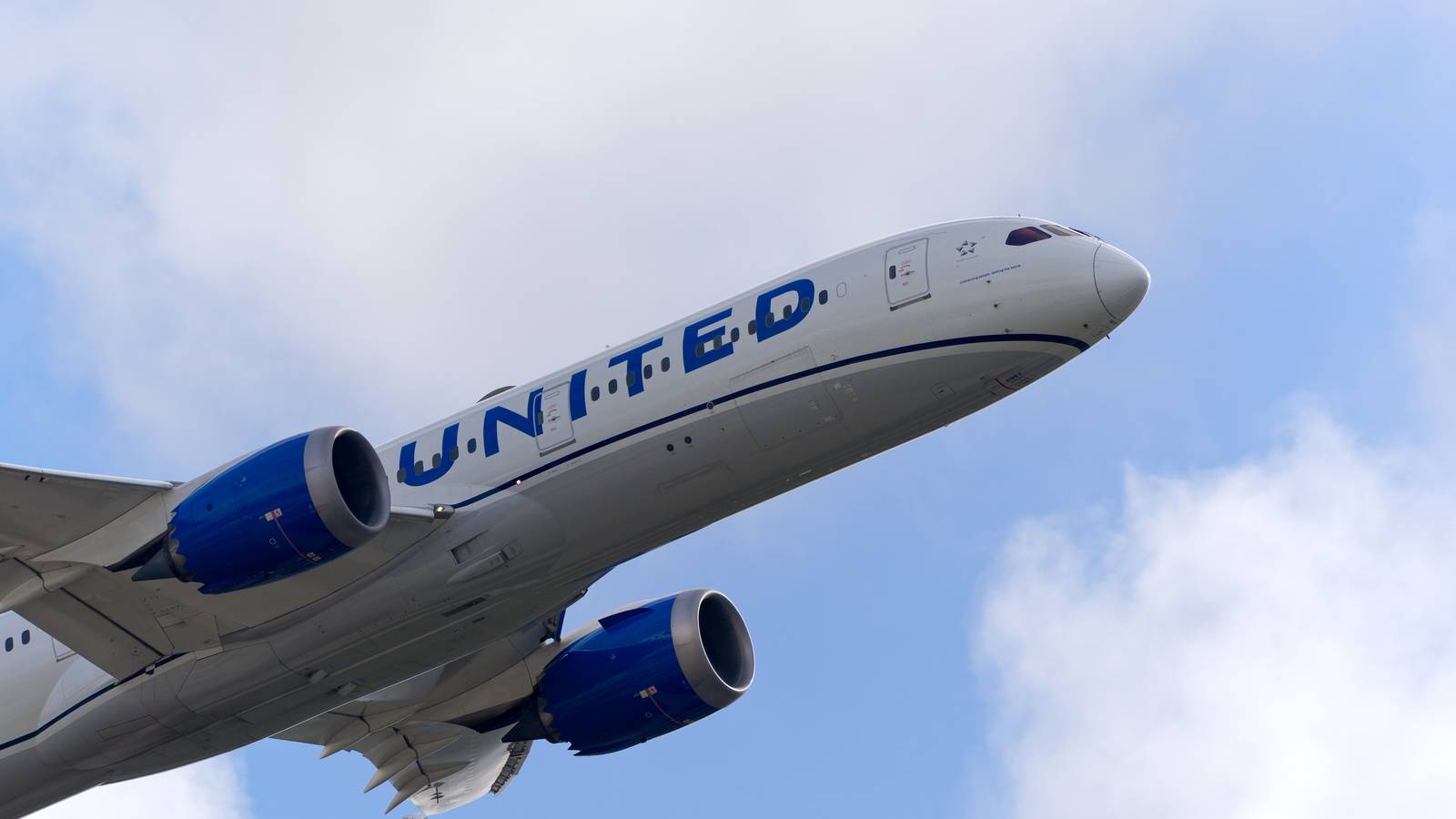 US carriers deploy widebody lie-flat seats on select domestic routes
