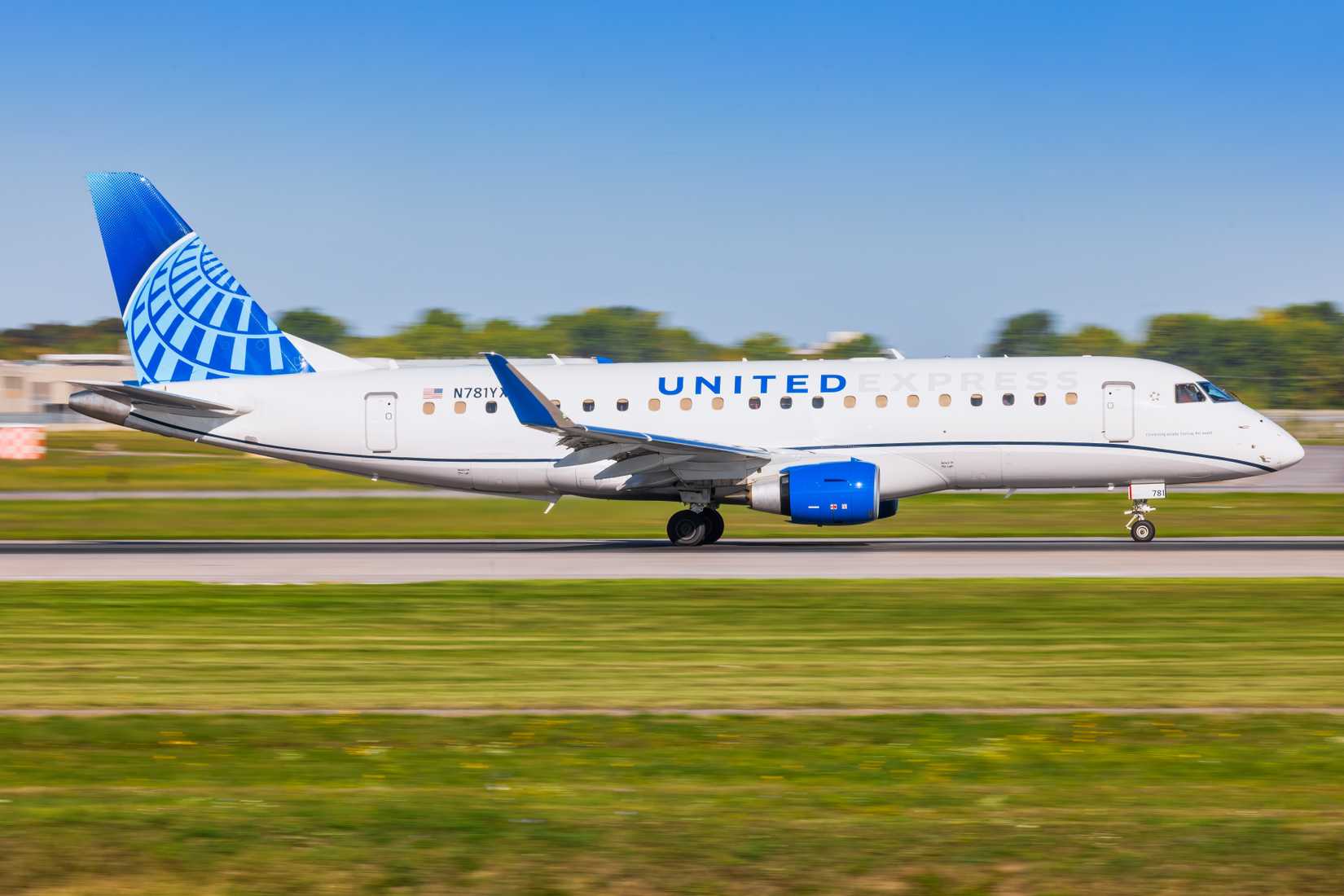 United E175 Taxiing
