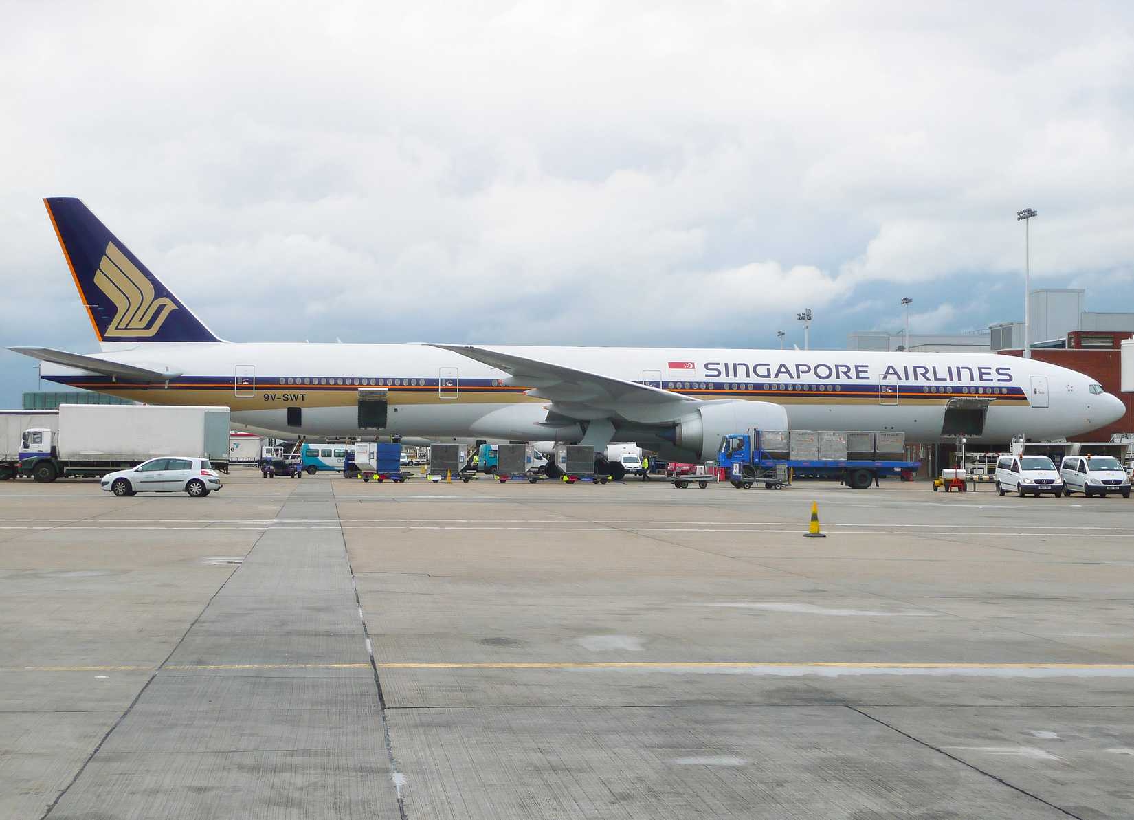 Singapore Airlines 777-300ER on stand