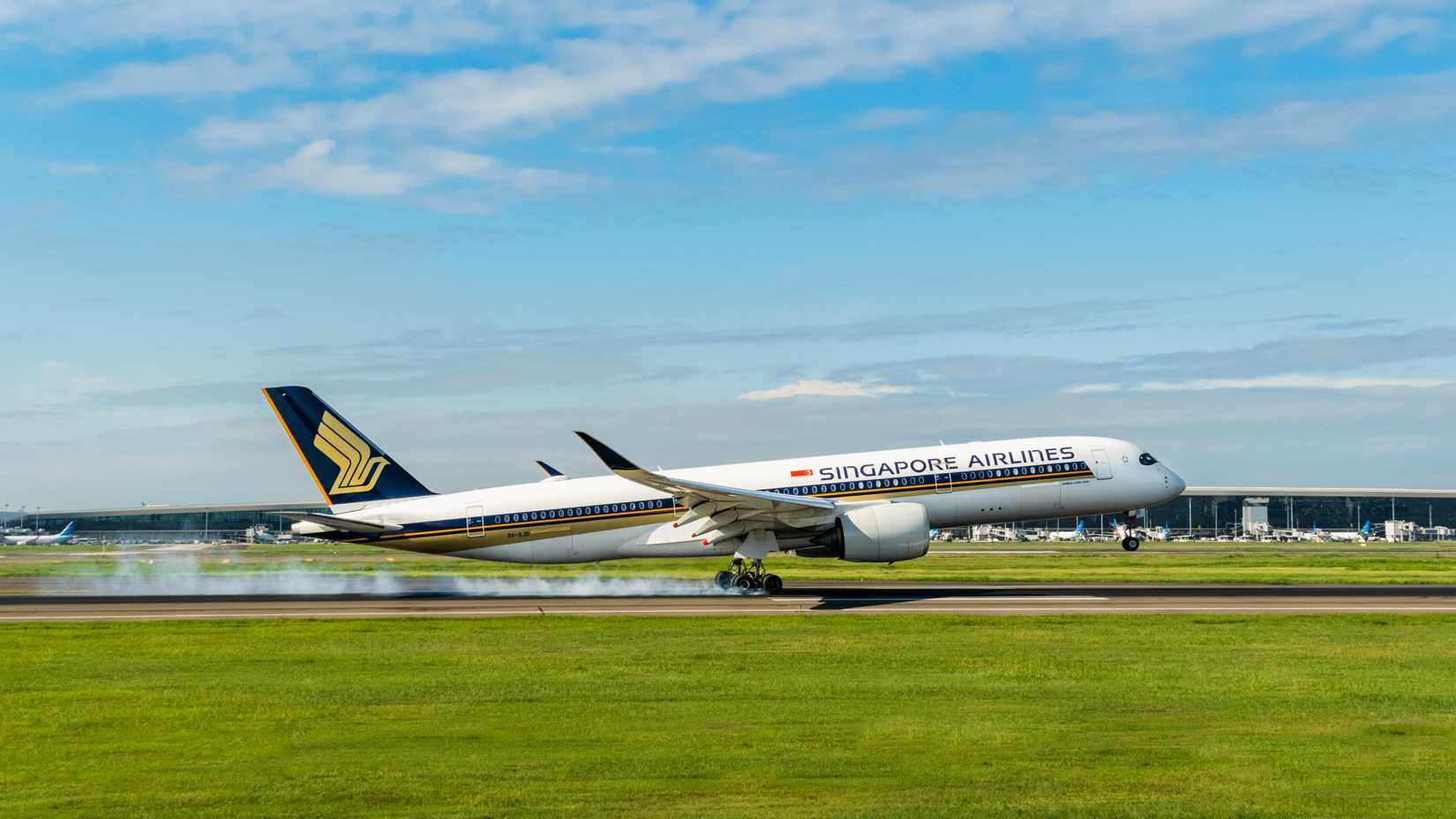 Singapore Airlines A350 touching down