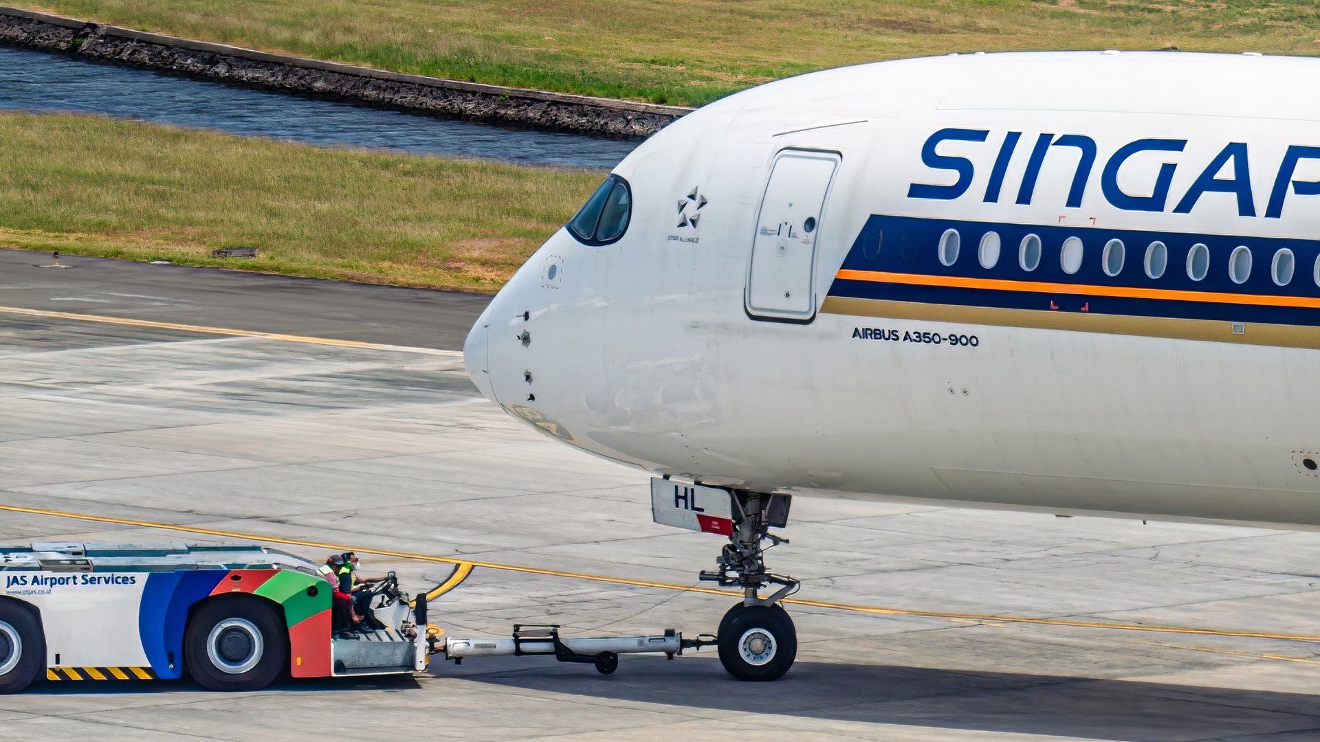 Singapore Airlines Airbus A350-900 pushing back1