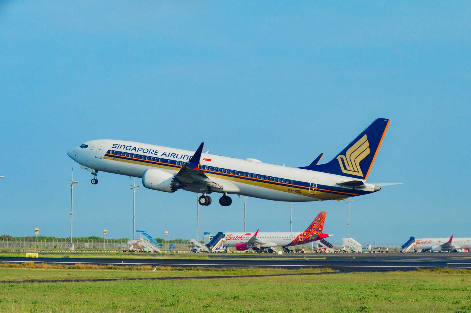 Singapore Airlines Boeing 737 MAX 8 climbing after taking off