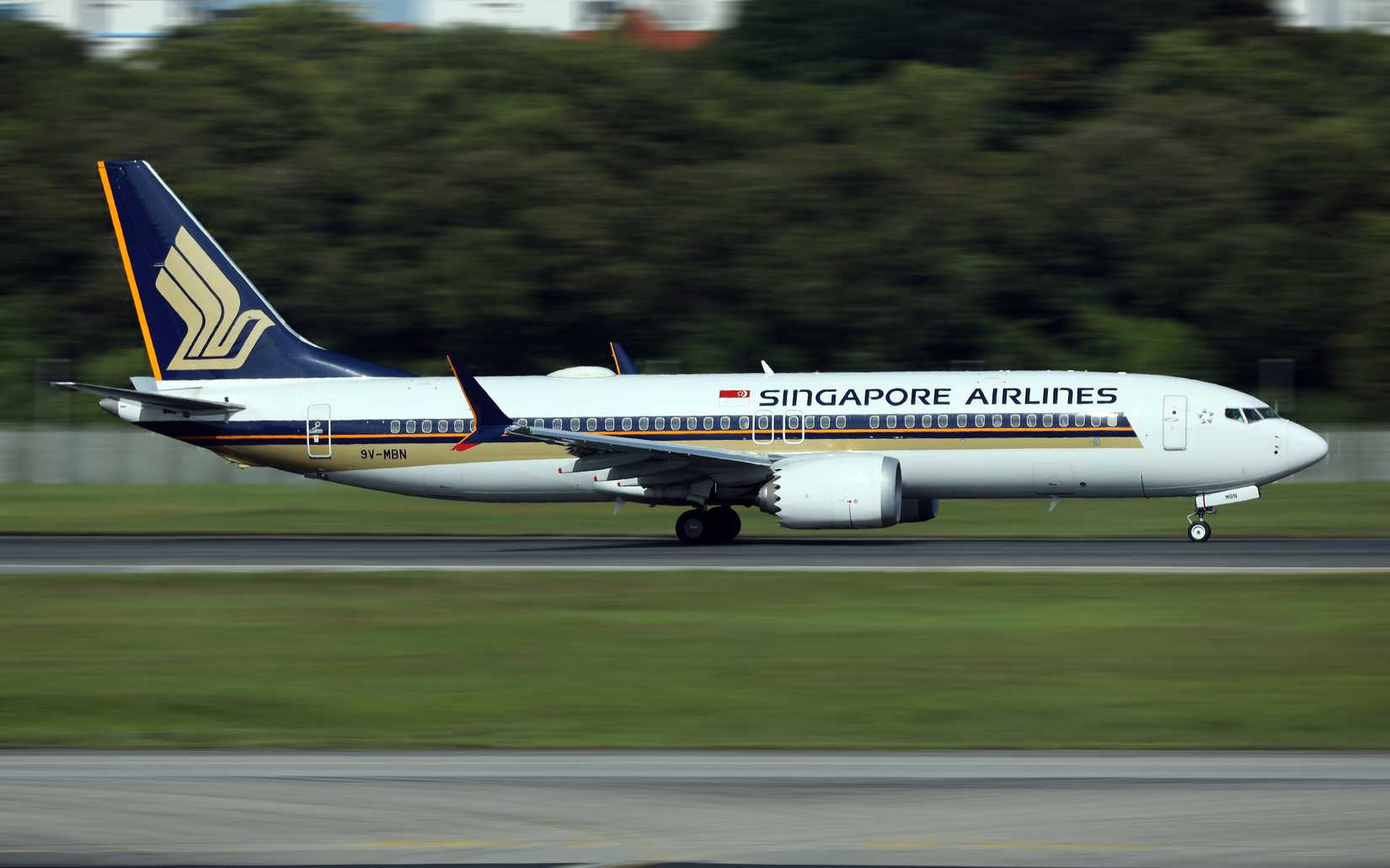 Singapore Airlines Boeing 737 MAX 8 rolling on runway for take off