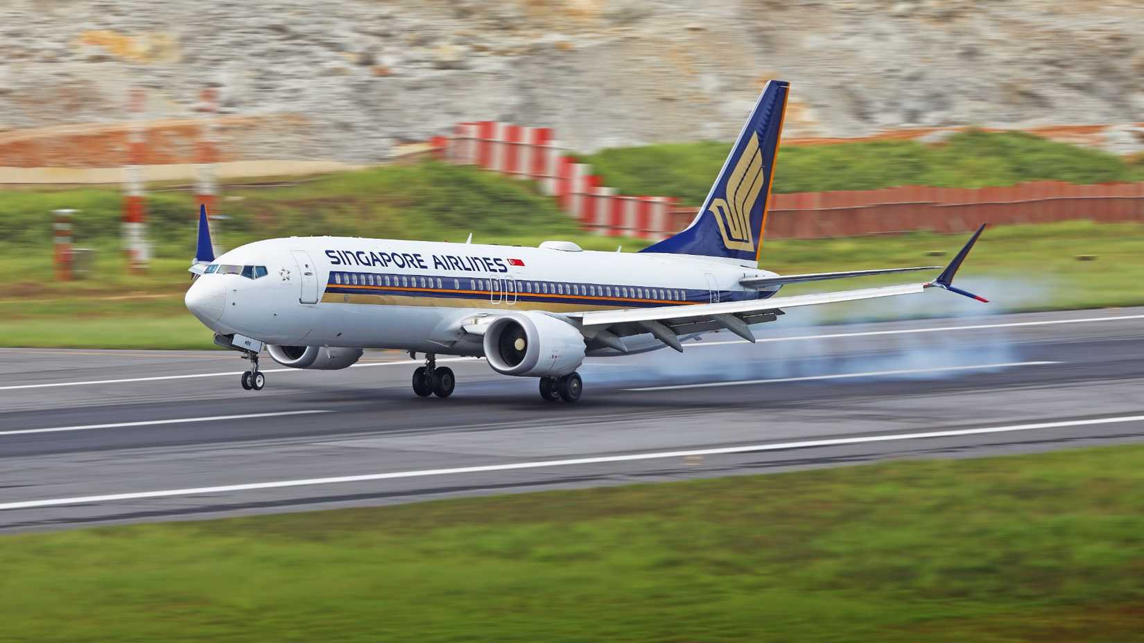 Singapore Airlines Boeing 737 MAX touching down on runway