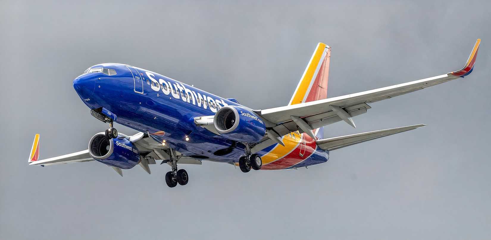 Southwest 737-700 final at Baltimore
