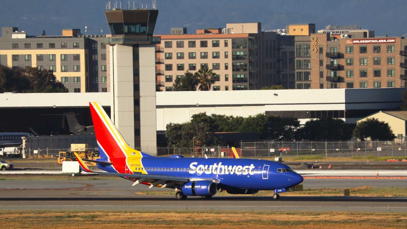 Southwest Airlines Boeing 737-700 arriving at San Jose International Airport 