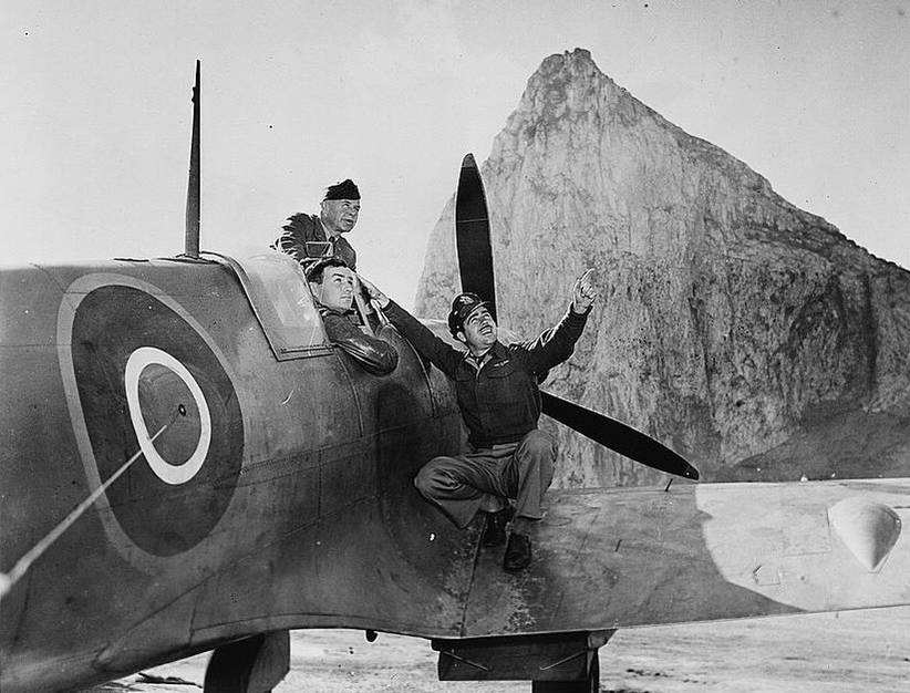 USAAF pilots with an RAF Supermarine Spitfire at Gibraltar in 1942. More details  The IFF antenna can be seen on the left of this photo, meeting the fuselage in the RAF roundel.