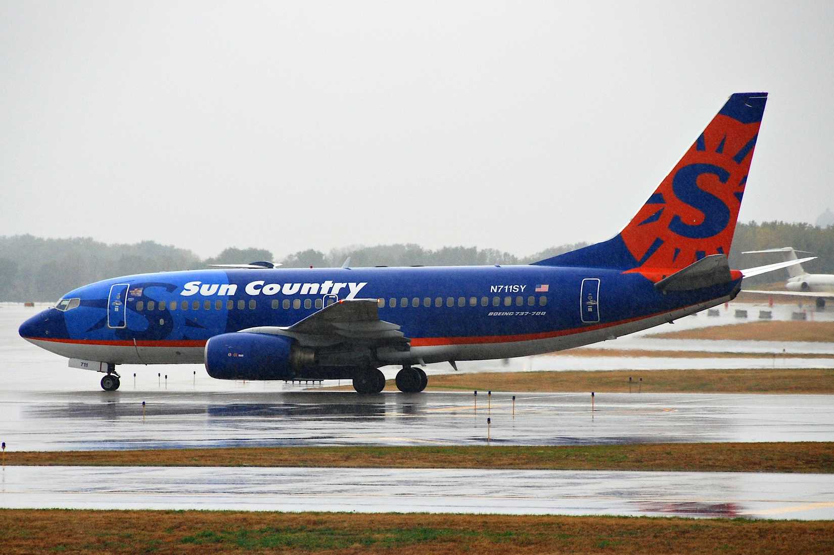 Sun Country Airlines Boeing 737-700 on a taxiway