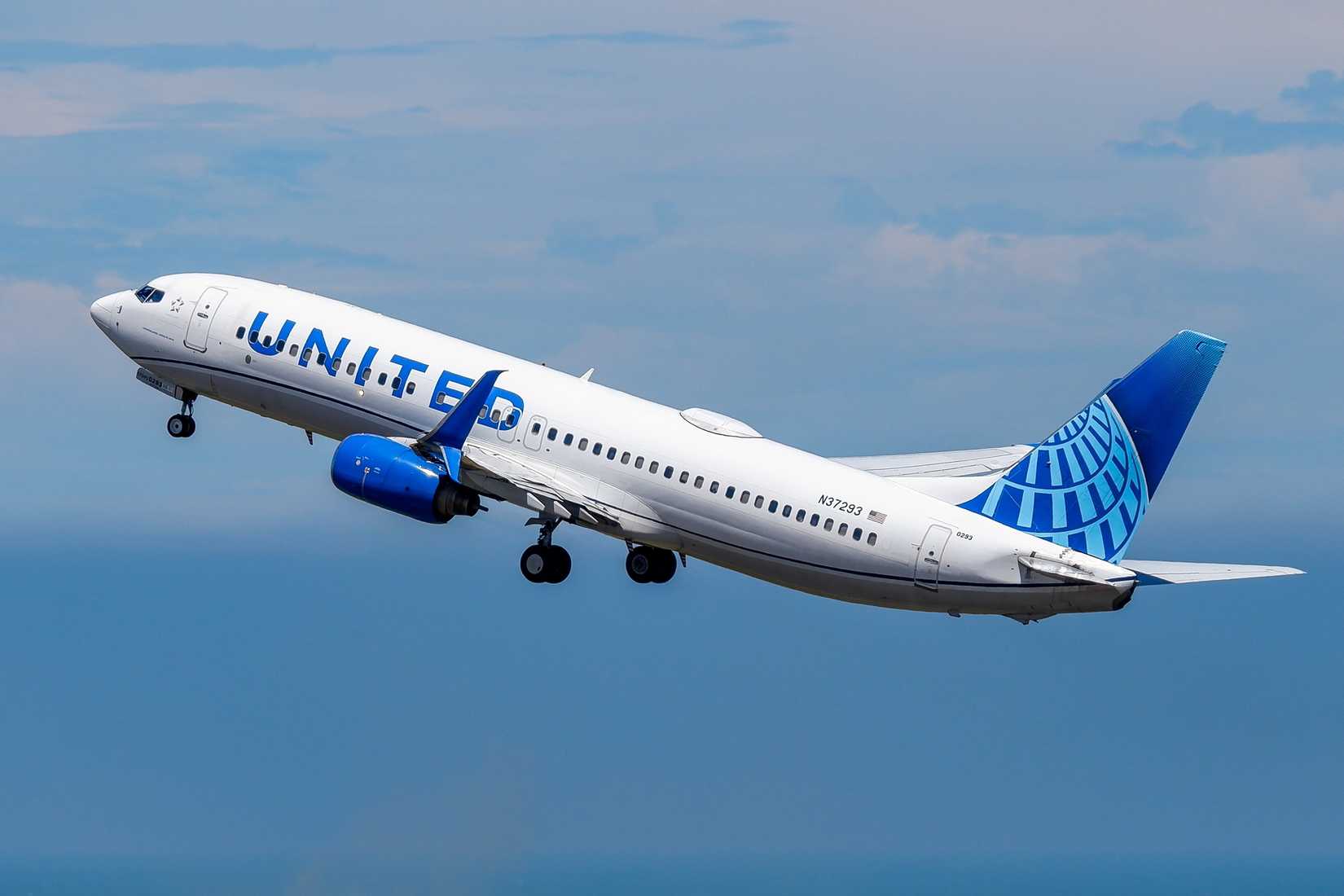 United Airlines Boeing 737-800 (Registration: N37293) taking off