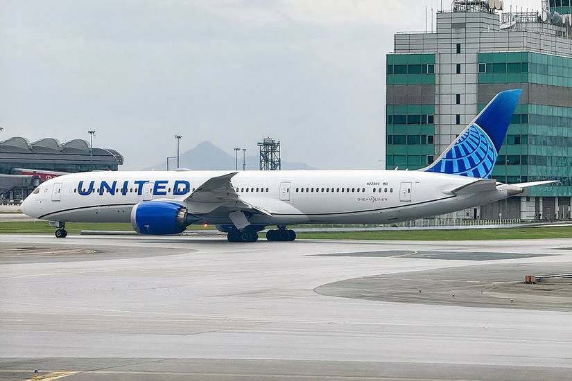 United Airlines Boeing 787-9 in Hong Kong