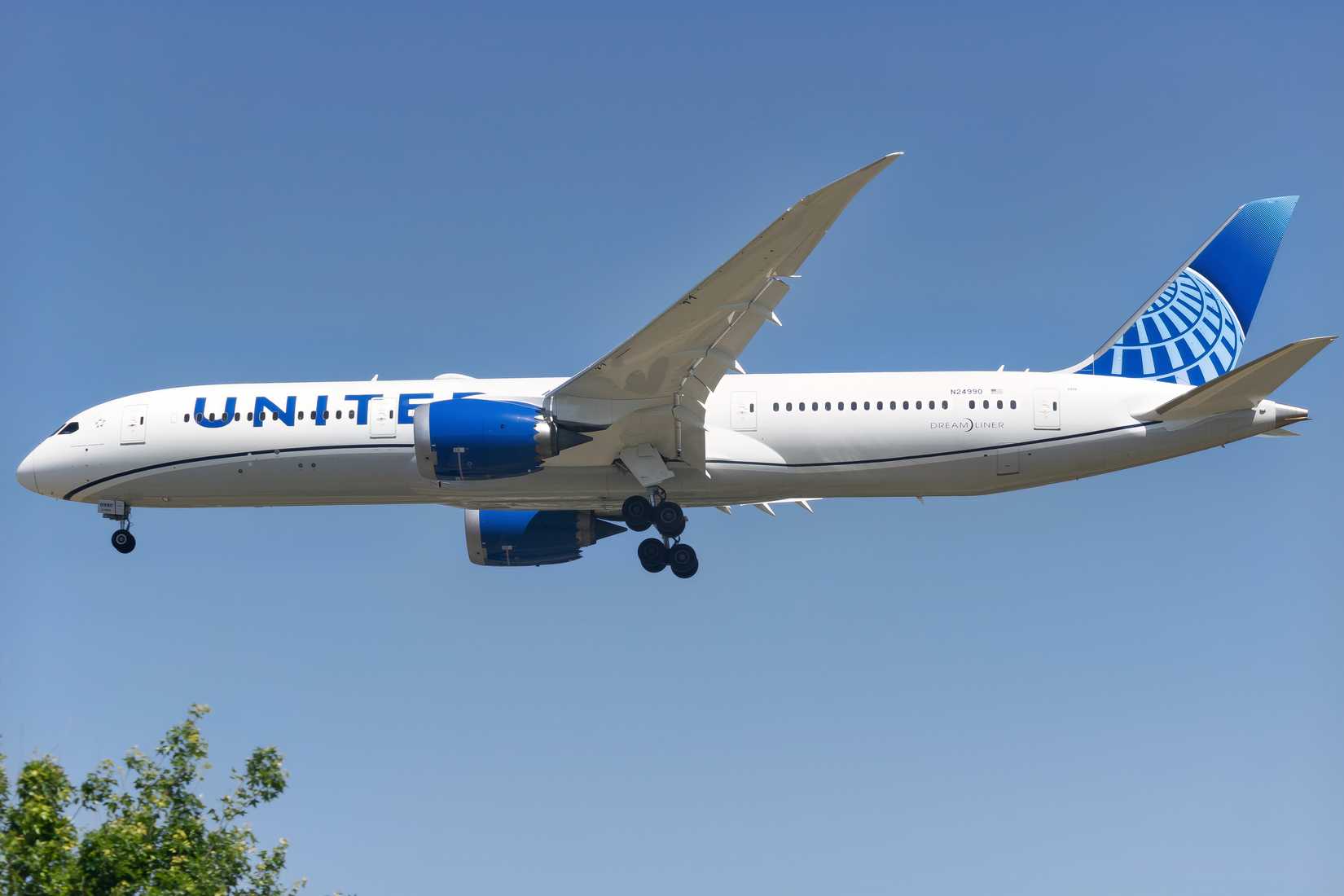 United Boeing 787-9 on final