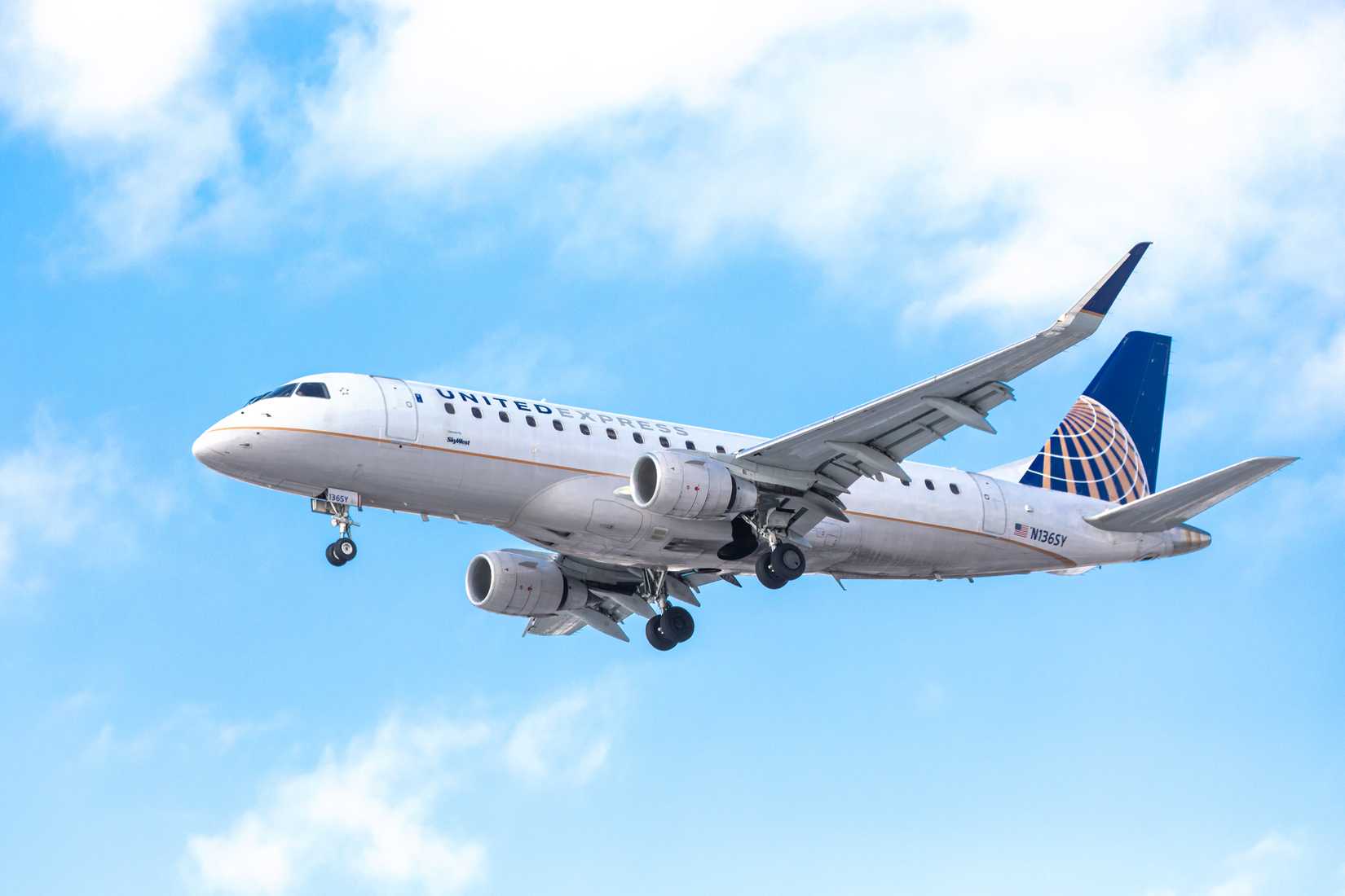 United E175 flying