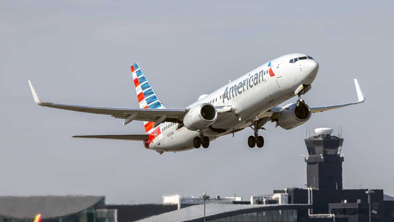 American Airlines Boeing 737-800 Taking Off