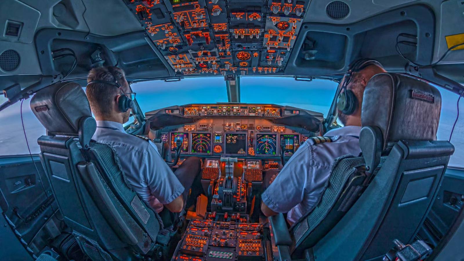 Why A Commercial Flight Sometimes Orbits The Same Point For Over An Hour Before Landing