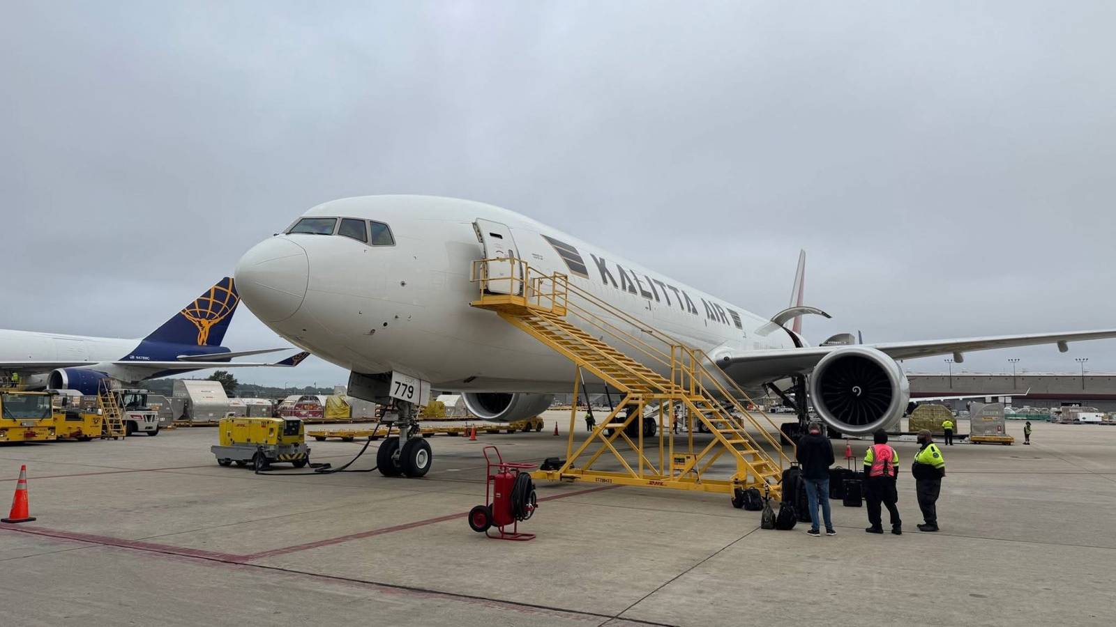 Boeing 777 da Kalitta Air sofre incidente em pouso e segue para Michigan