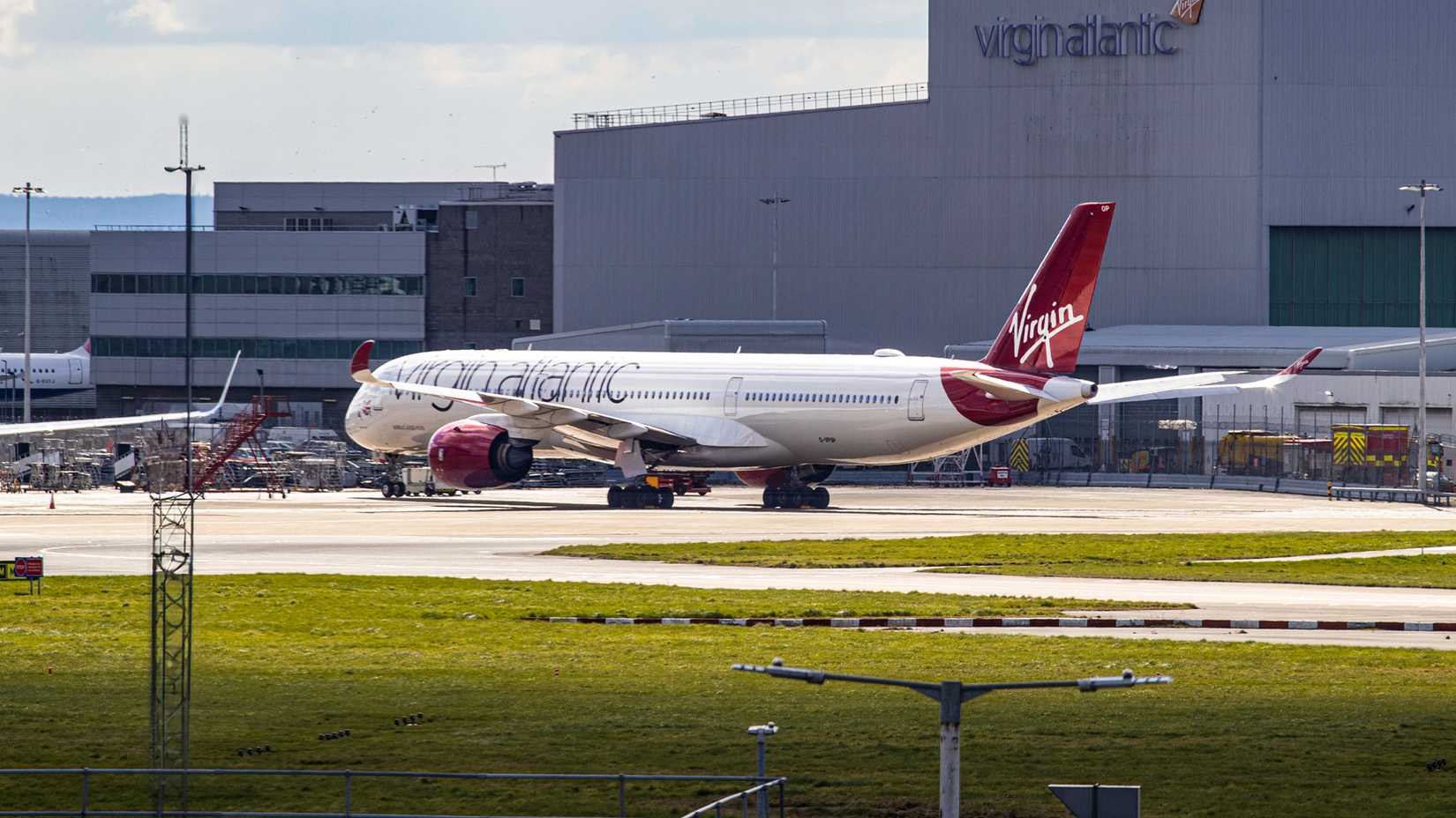 Why The Airbus A350 Can Fly Late-Night Slots At London Heathrow That Ground Competing Widebodies