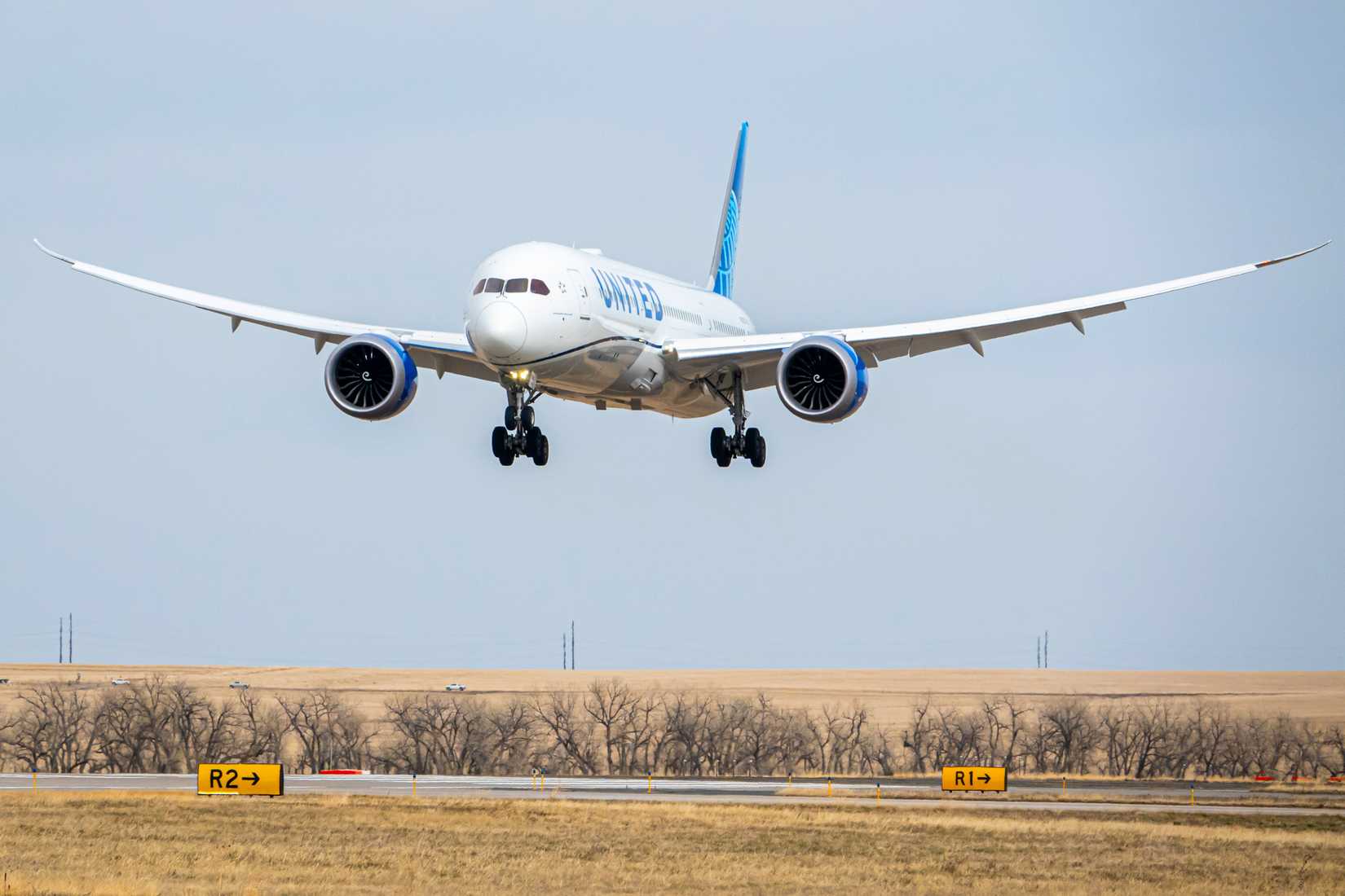 United Airlines Boeing 787-9 landing at Denver