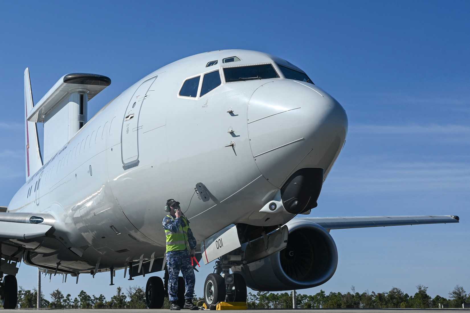 A Royal Australian air force maintainer talks with pilots of an E-7 Wedgetail after completing a scenario during Checkered Flag 24-1 