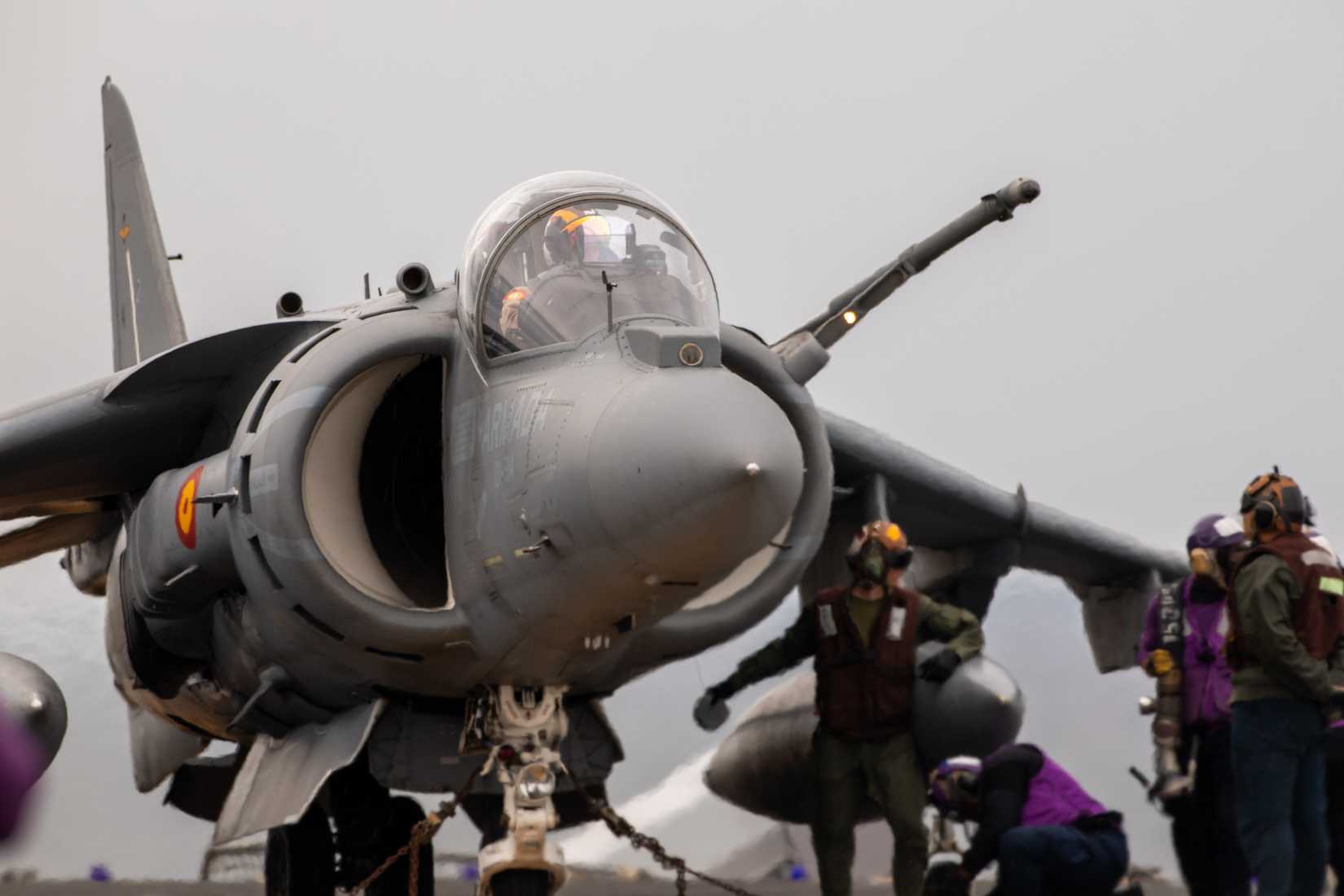 A Spanish Navy AV-8B Harrier jet lands aboard the amphibious assault ship USS Wasp (LHD 1)