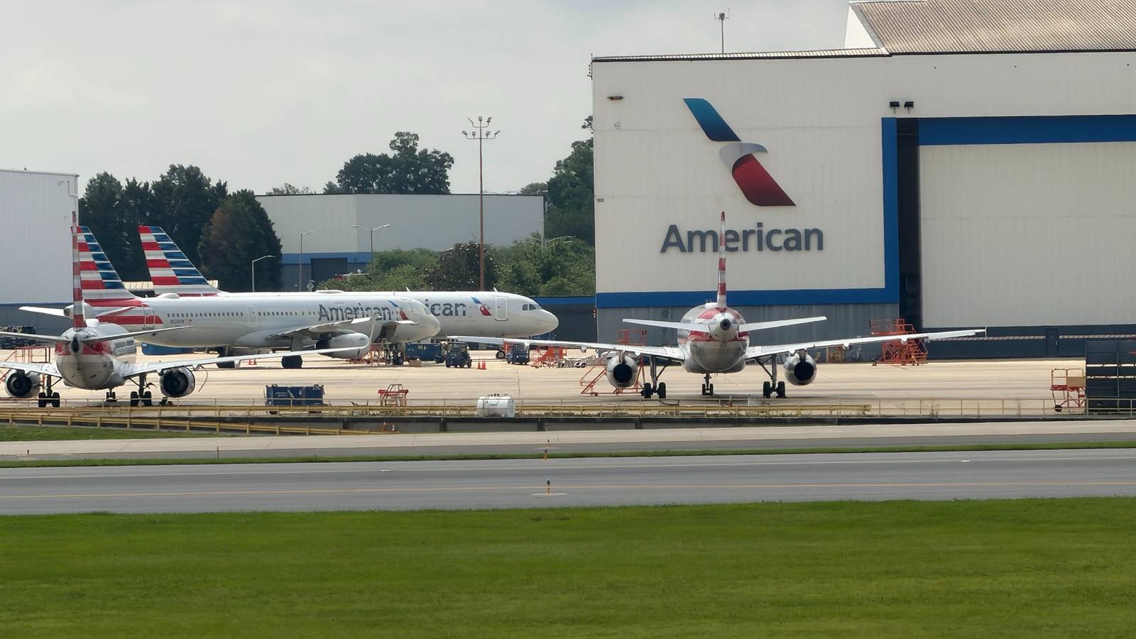 American Airlines Offering Unpaid Leaves Of Absence Because It Has Too ...