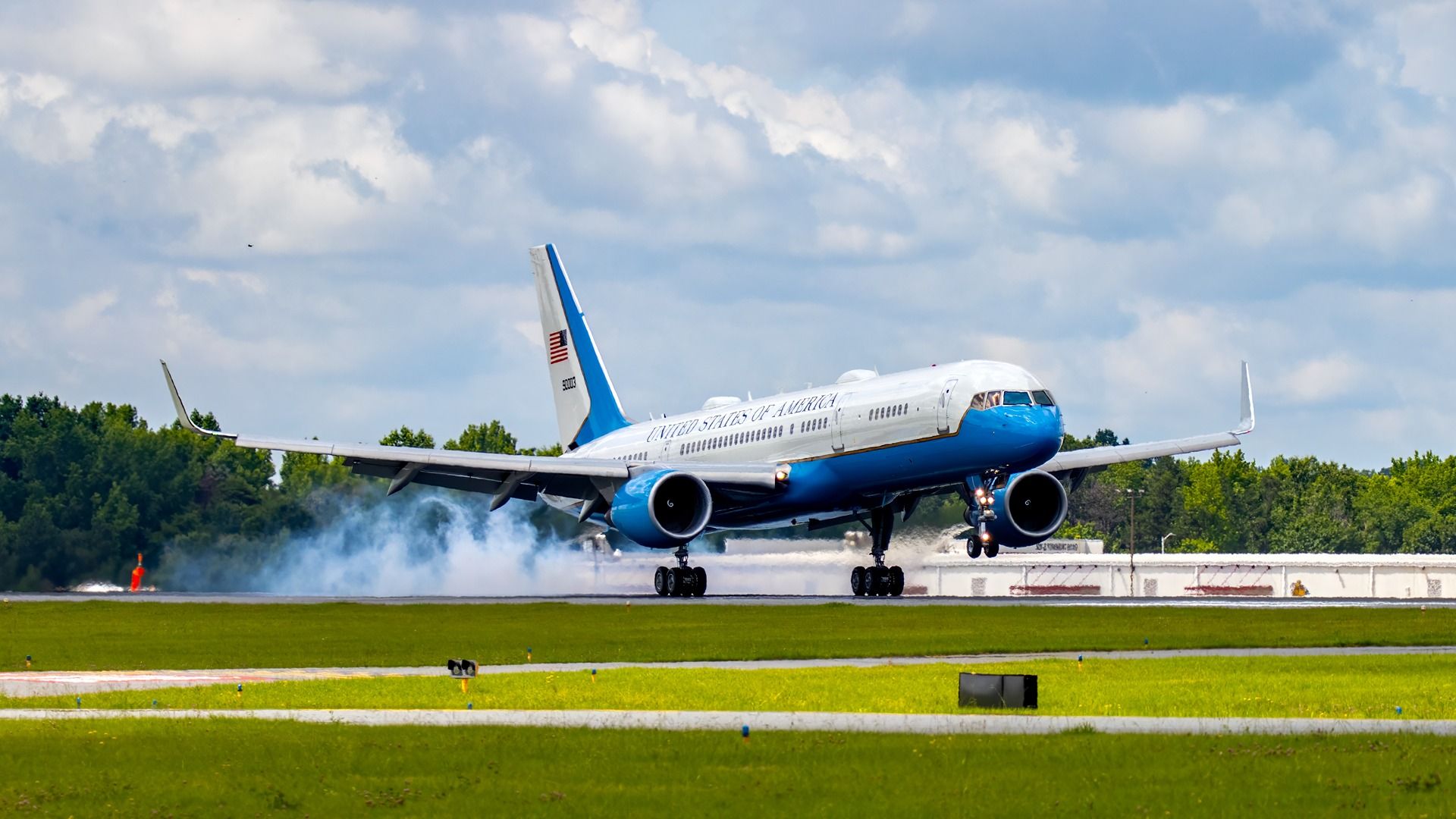 Trump Snuck Off Air Force One In A Catering Truck To Fly On Boeing 757 Amid Iran Threat