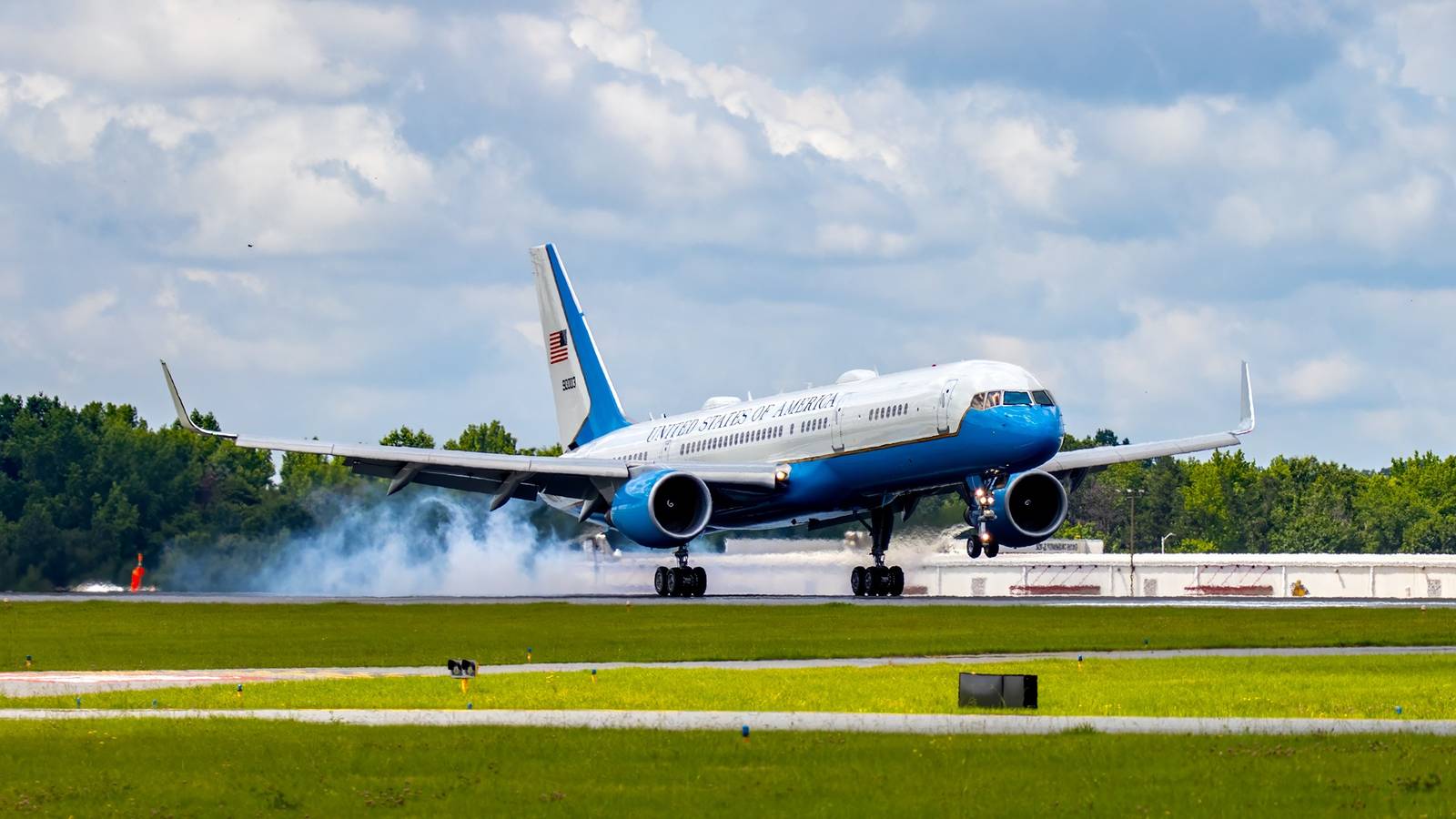 Phenumatic Ruck Trump Snuck Off Air Force One In A Catering Truck To Fly On Boeing 757 ...