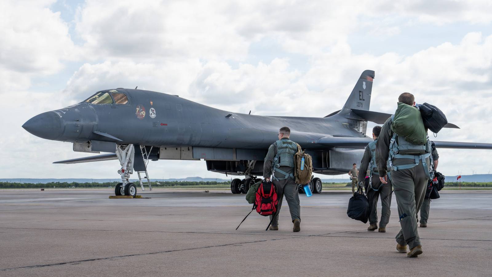 Defesa Aérea Inovadora: Como Exércitos Protegem Aeronaves com Iscas Infláveis