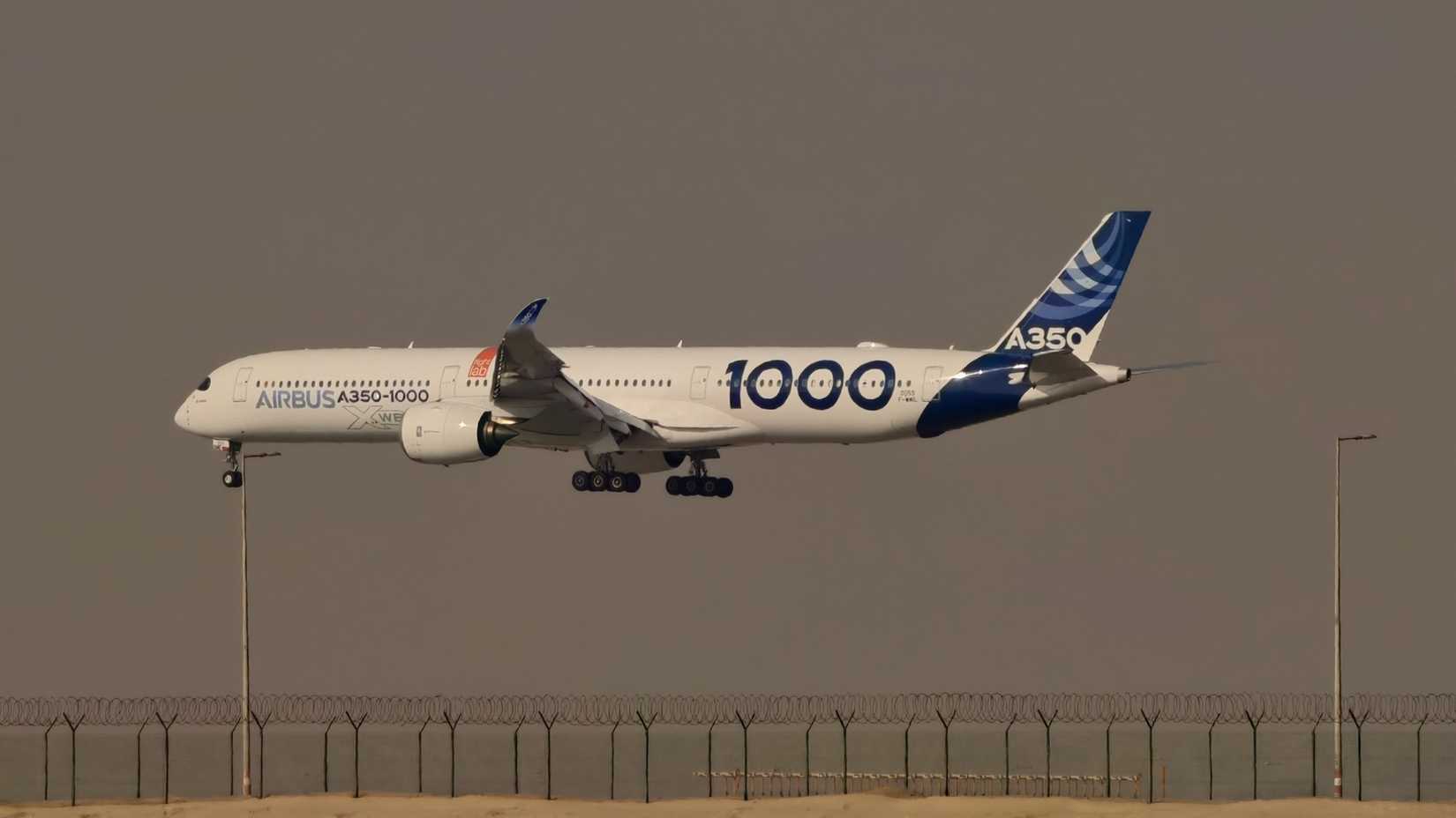 Airbus A350 landing in Dubai (1)