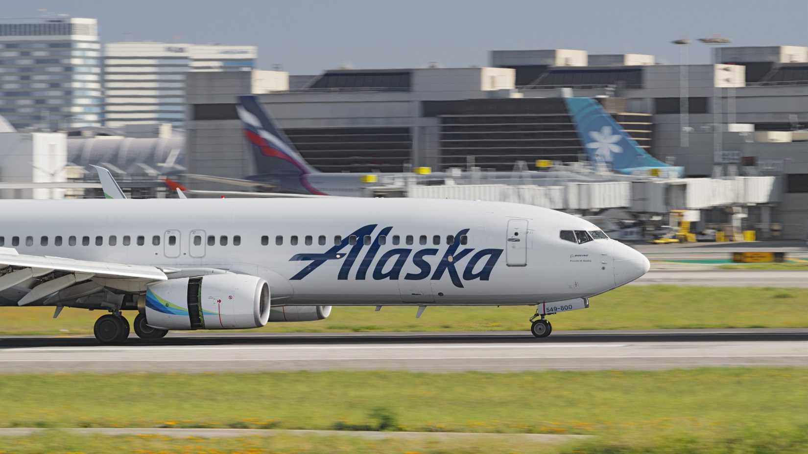 Alaska Airlines Boeing 737-890 in reverse thrust-1