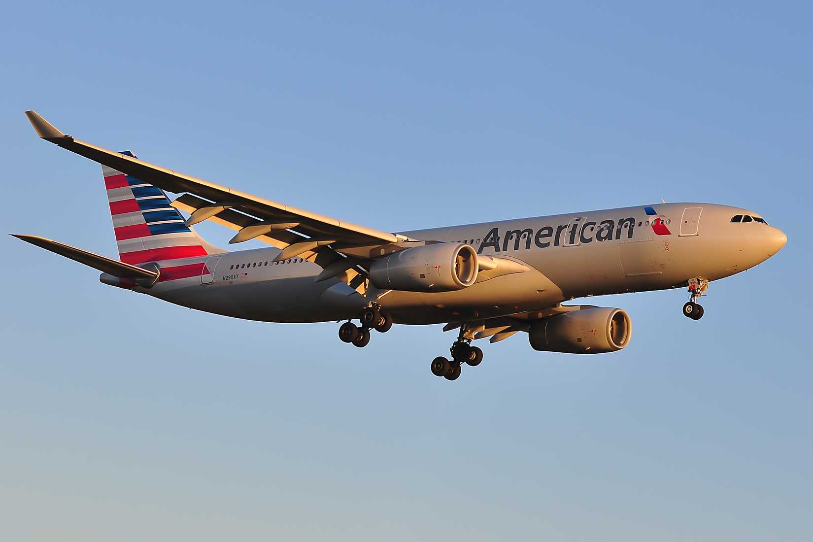 American Airlines Airbus A330-200 approching Frankfurt