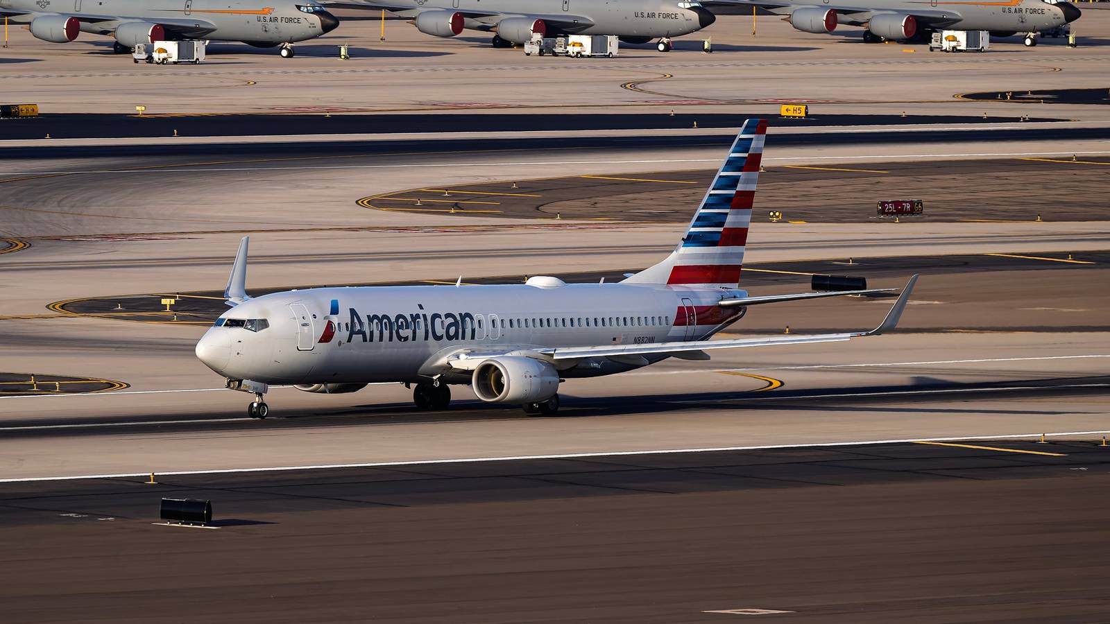 Photo: Simple Flying United Flight 739 Suffers Tire Damage at Chicago O'Hare Airport