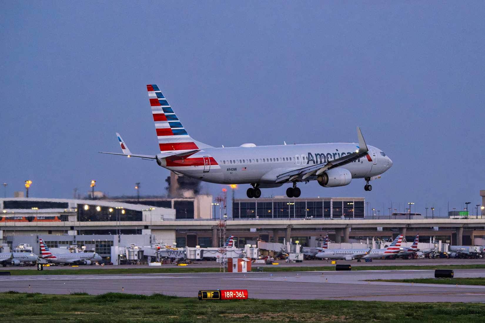 American Airlines Boeing 737-800 N940NN arrival into runway 18R at DFW International