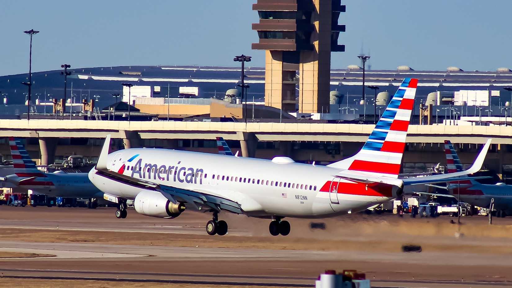 American Airlines Boeing 737-800 touchdown