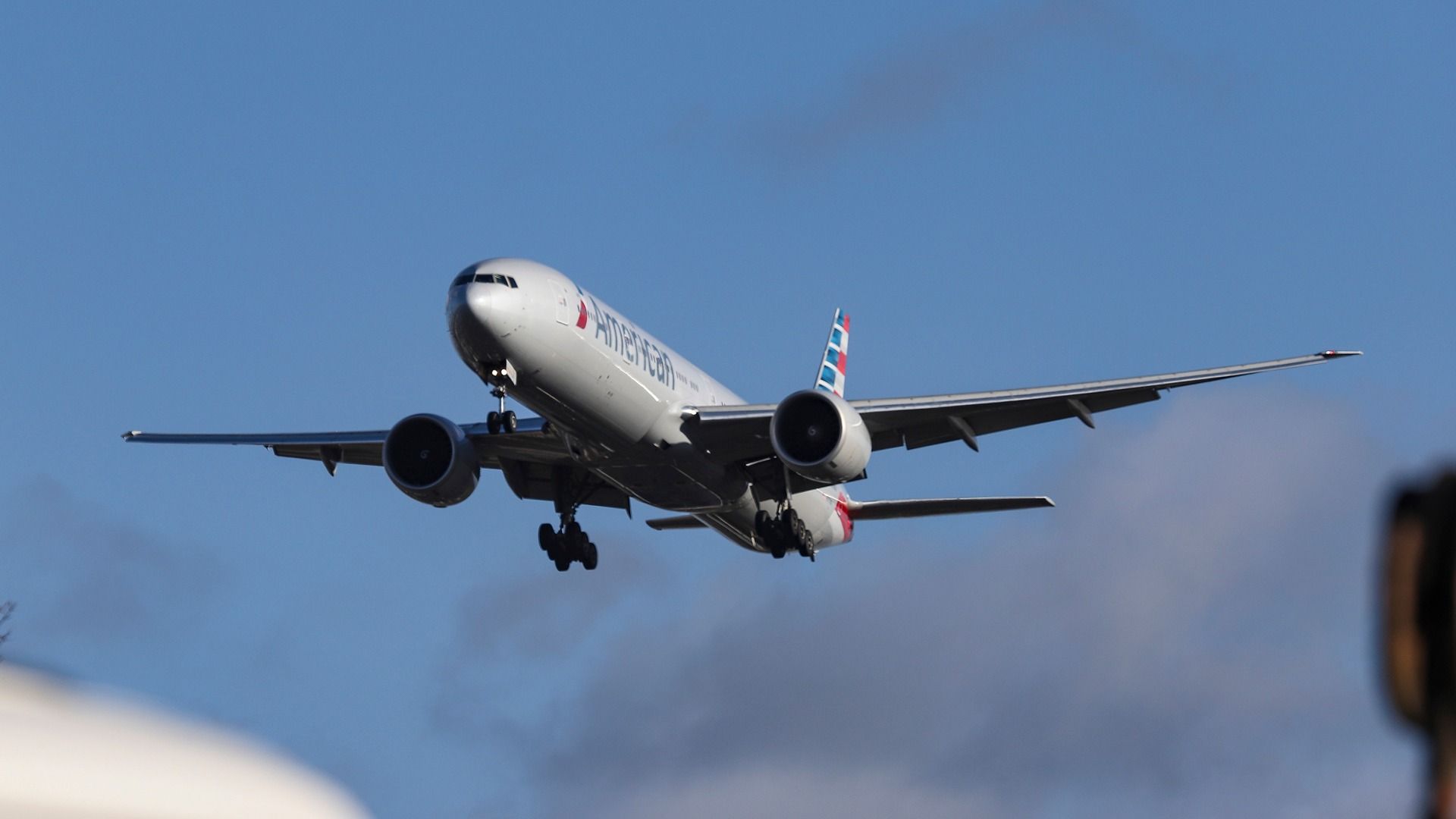 American Airlines Boeing 777-300 landing at London Heathrow