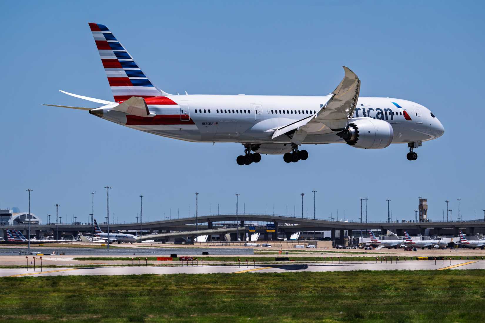 American Airlines Boeing 787-8 N880BJ arrival into runway 18R at DFW International Airport
