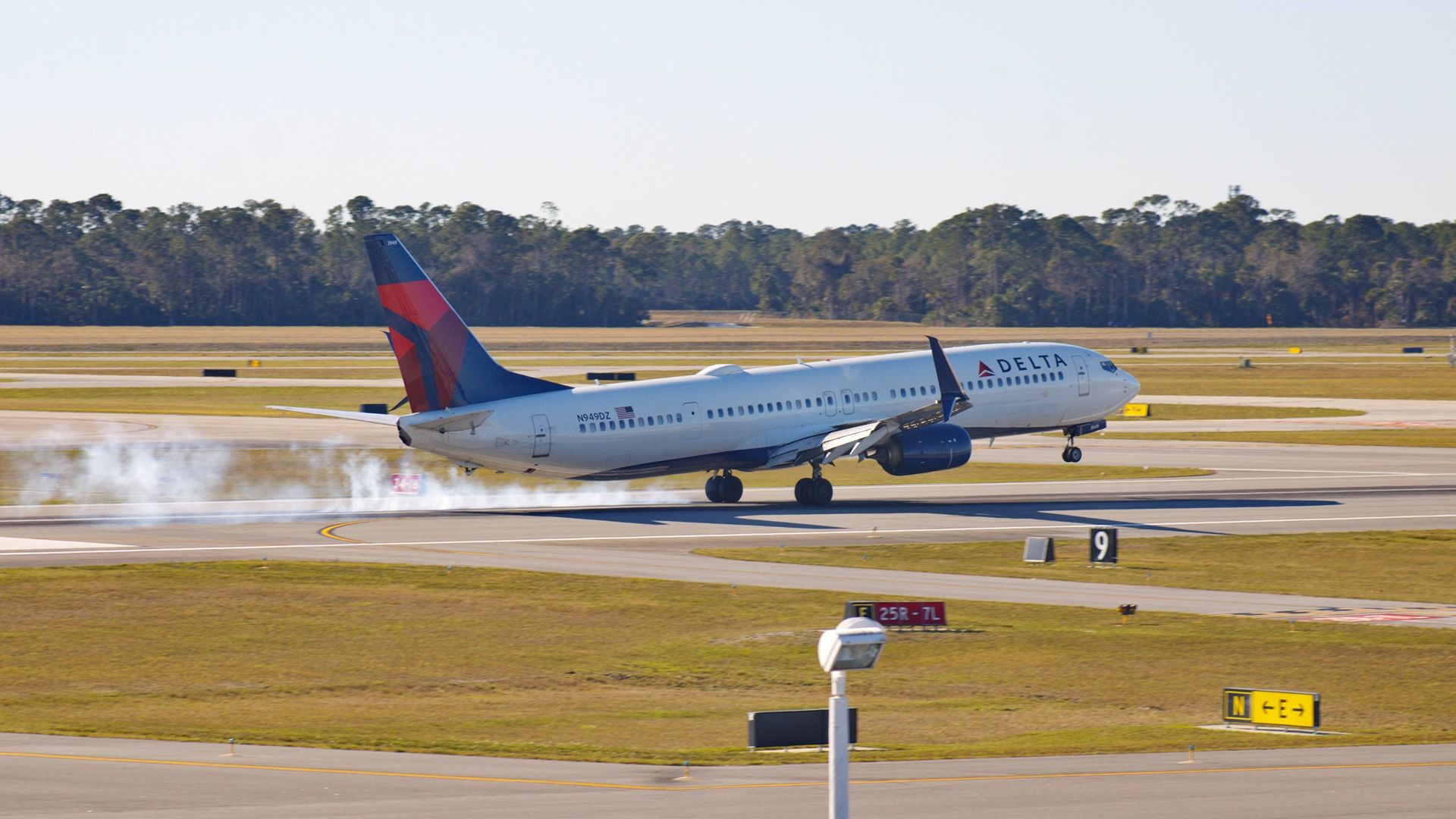 Delta Air Lines Boeing 737-900ER Returns To Atlanta After Engine Issue