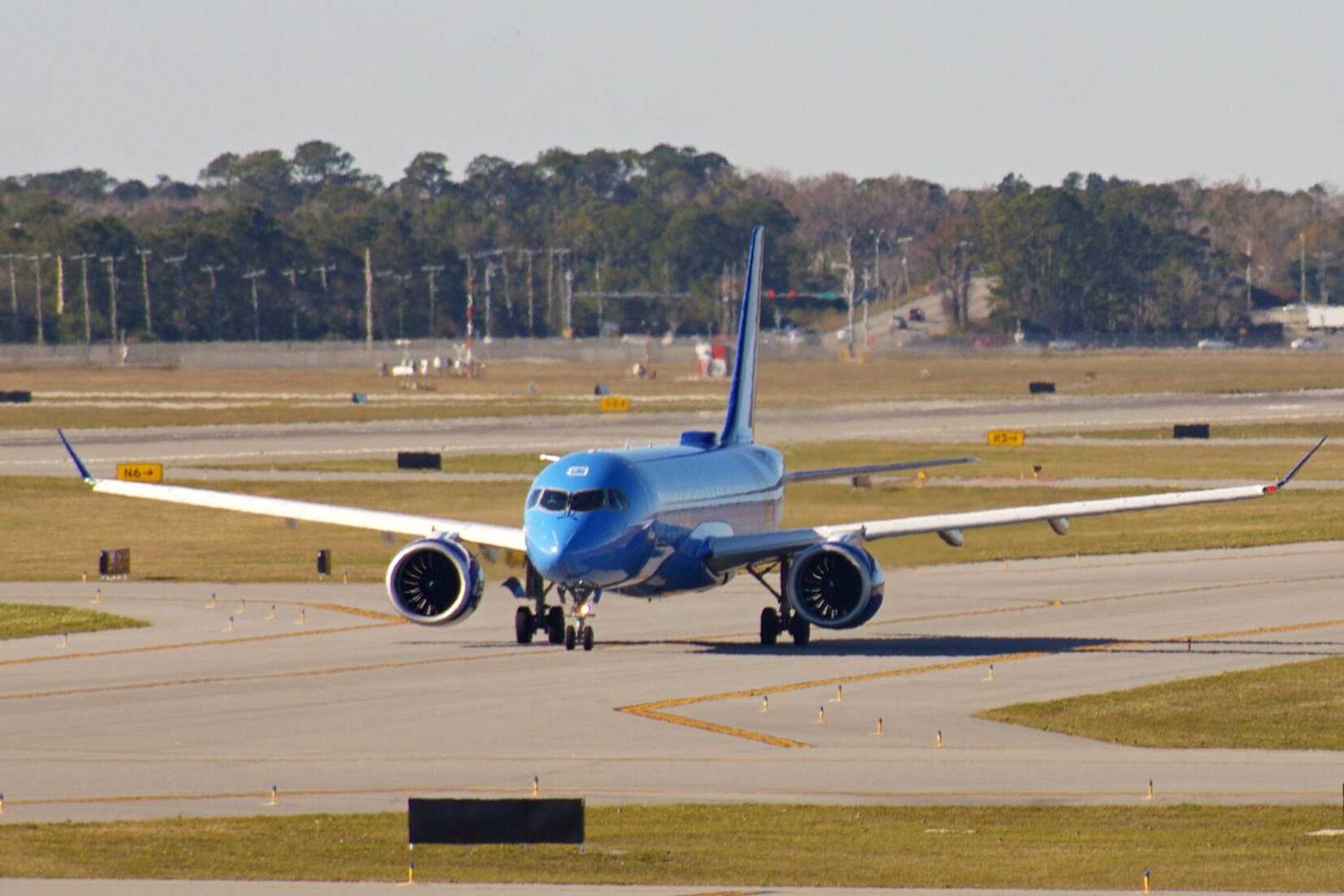 Breeze A220 Taxiing