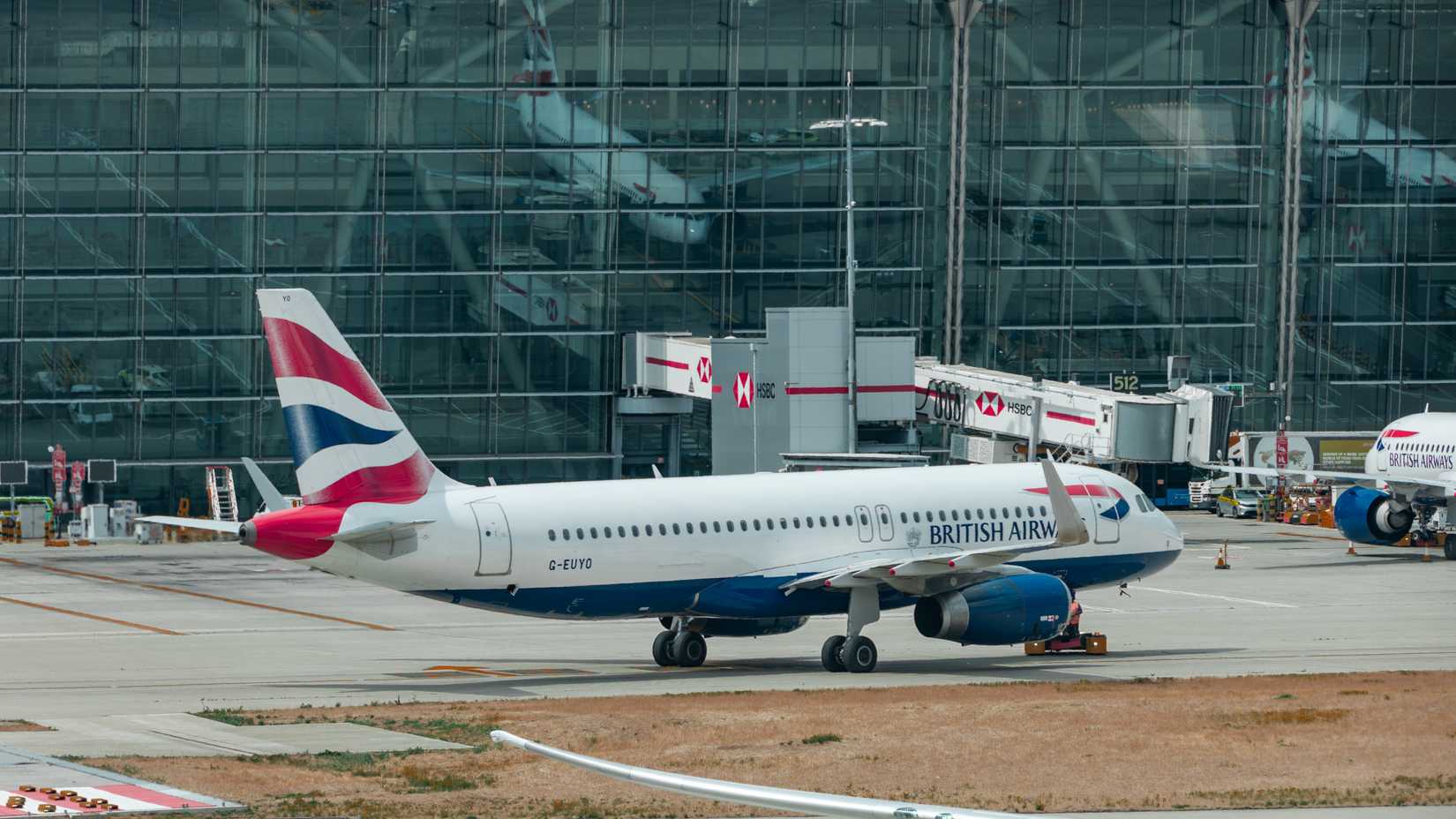British Airways A320 taxis in to London Heathrow
