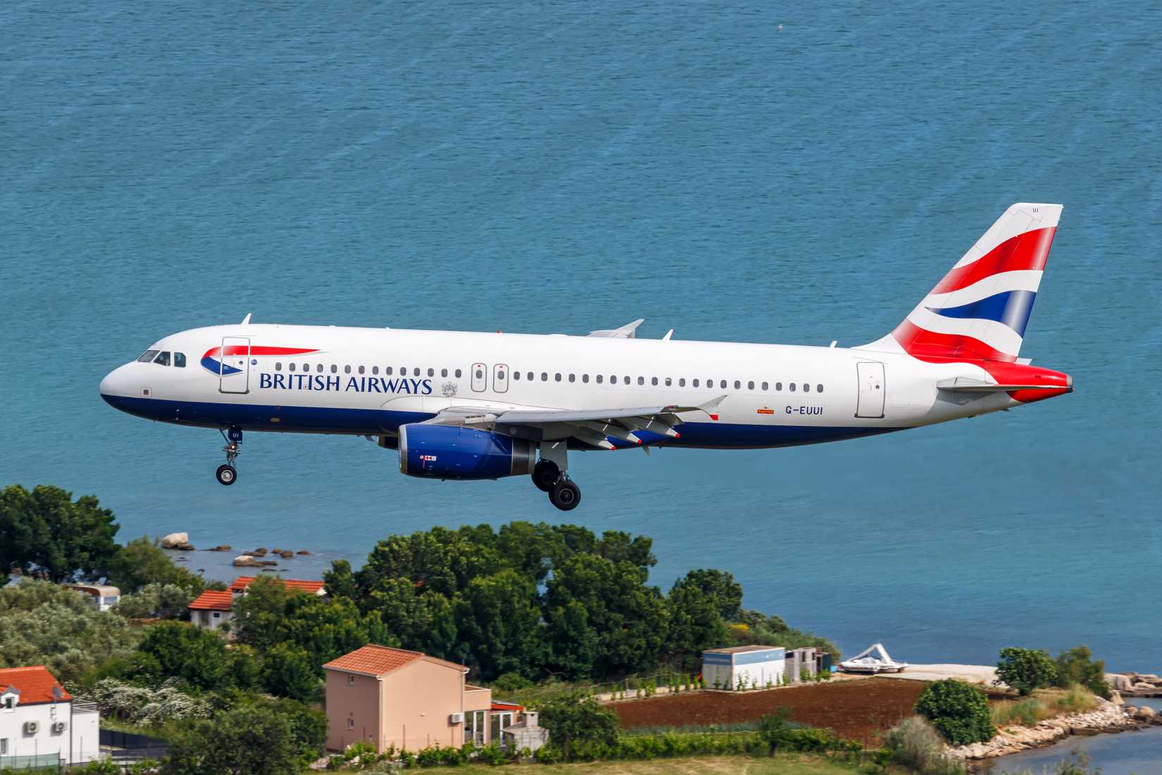 British Airways Airbus A320 landing