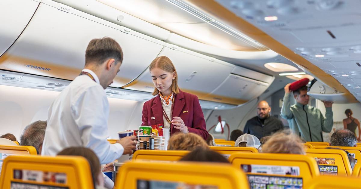 Should All Airlines Serve Complimentary Snacks On Short Flights?