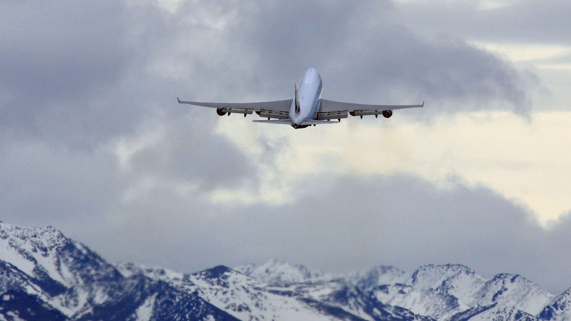 Why Roughly 80% Of Trans-Pacific Cargo Flights Quietly Stop At This One Alaskan Airport