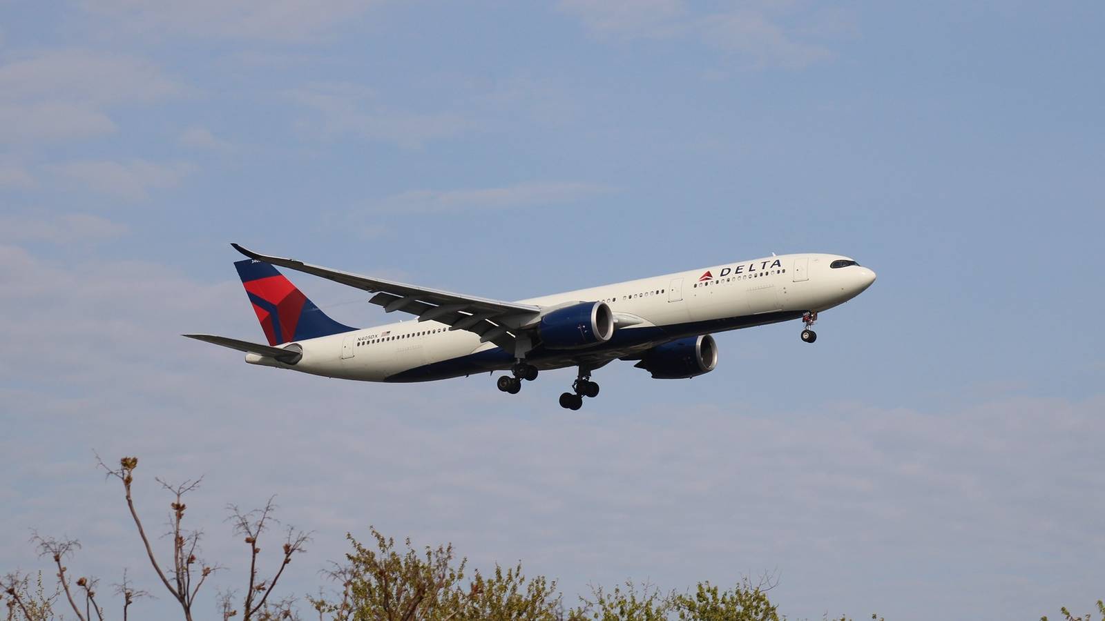 Voo Delta: Vazamento inunda cabine e força pouso de emergência em Londres