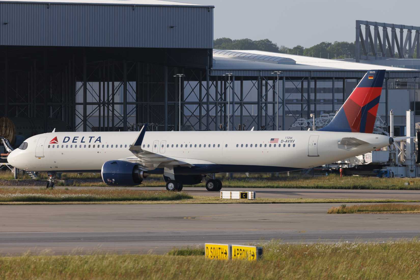 Delta Air Lines at Hamburg Finkenwerder with an Airbus A321neo